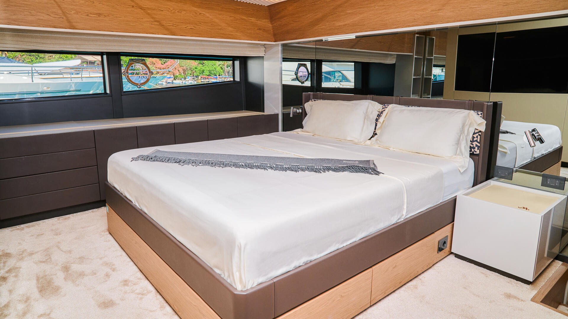 22-Madra-II-Master-cabin_.jpg