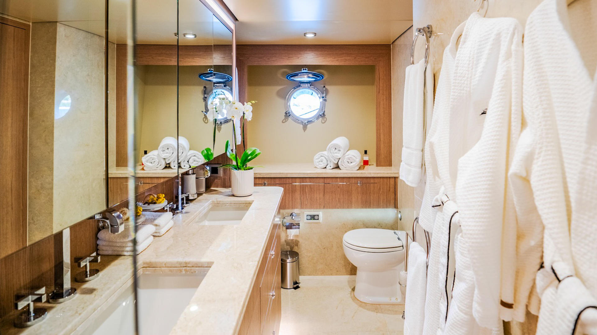 21-Dream-Master-cabin-bathroom_.jpg