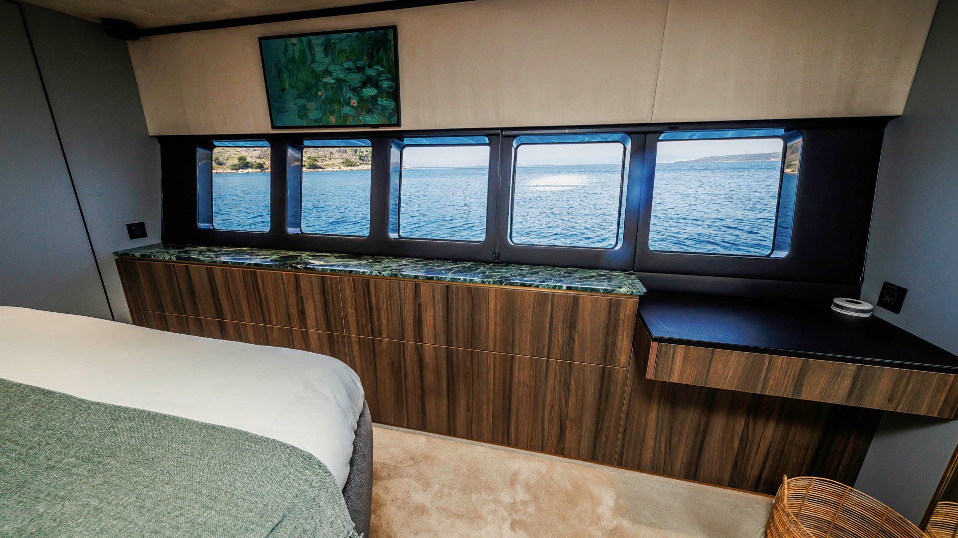 14-Over-the-Moon-Master-cabin-Stbd-aft (2).JPG