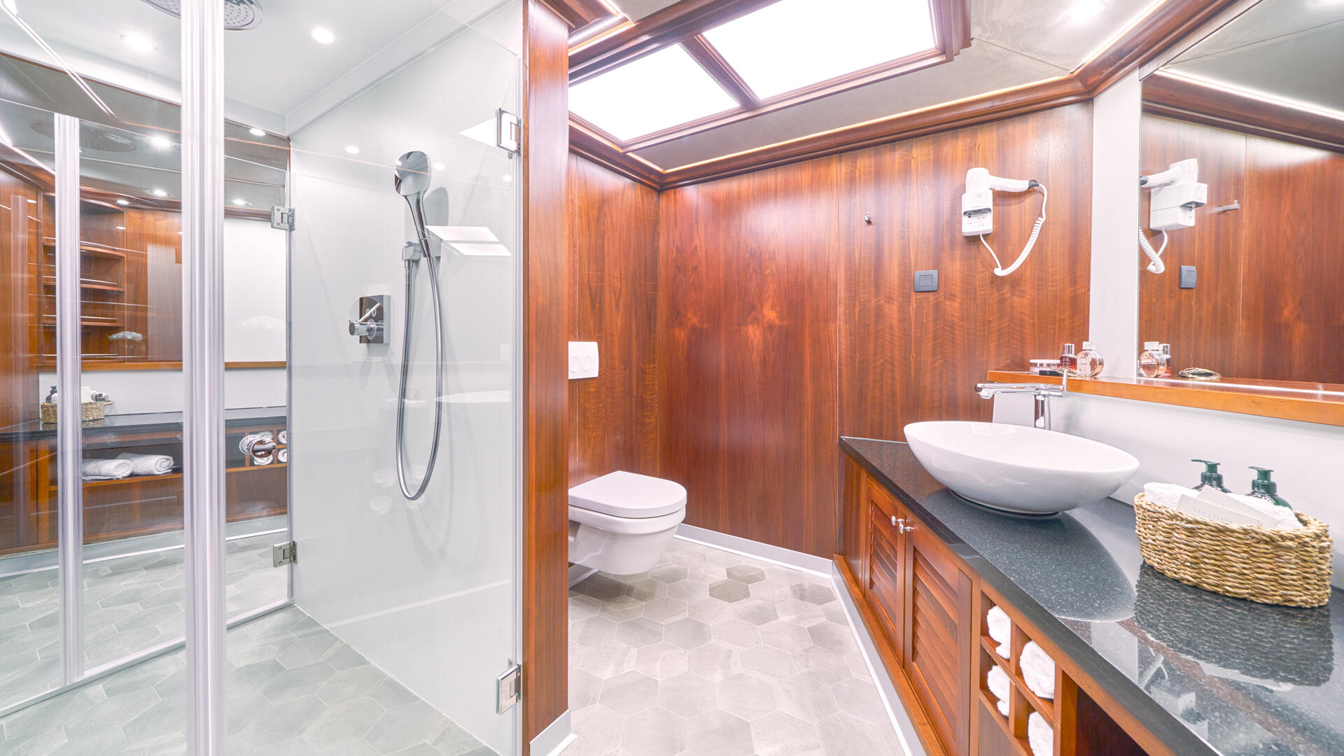 30-Lady-Gita-aft-Master-cabin-bathroom_.jpg