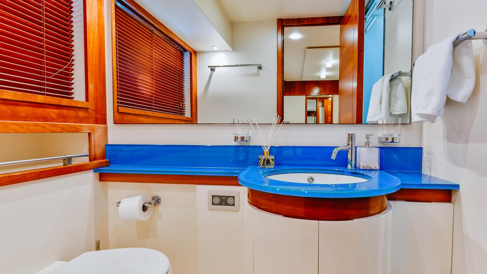 20-SEA-LADY-Twin-Cabin-bathroom.jpg