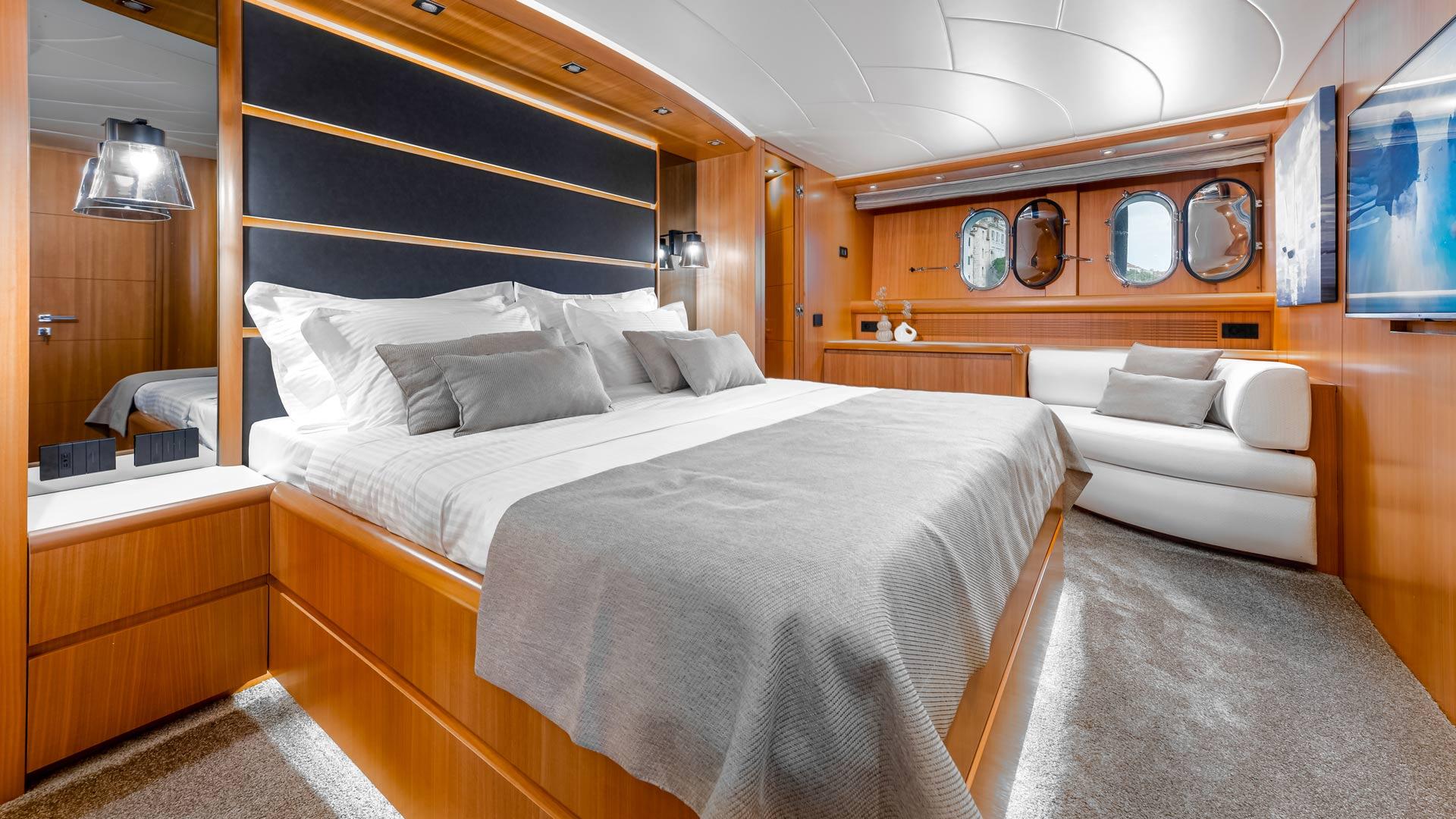 18-Cynthia-Master-cabin_.jpg