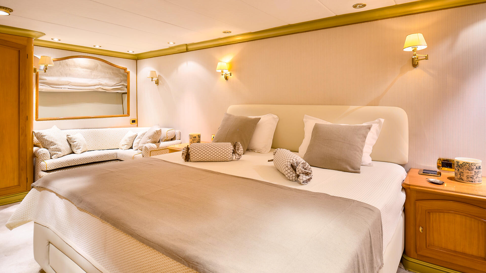 25-To-Je-To-VIP-cabin_.jpg