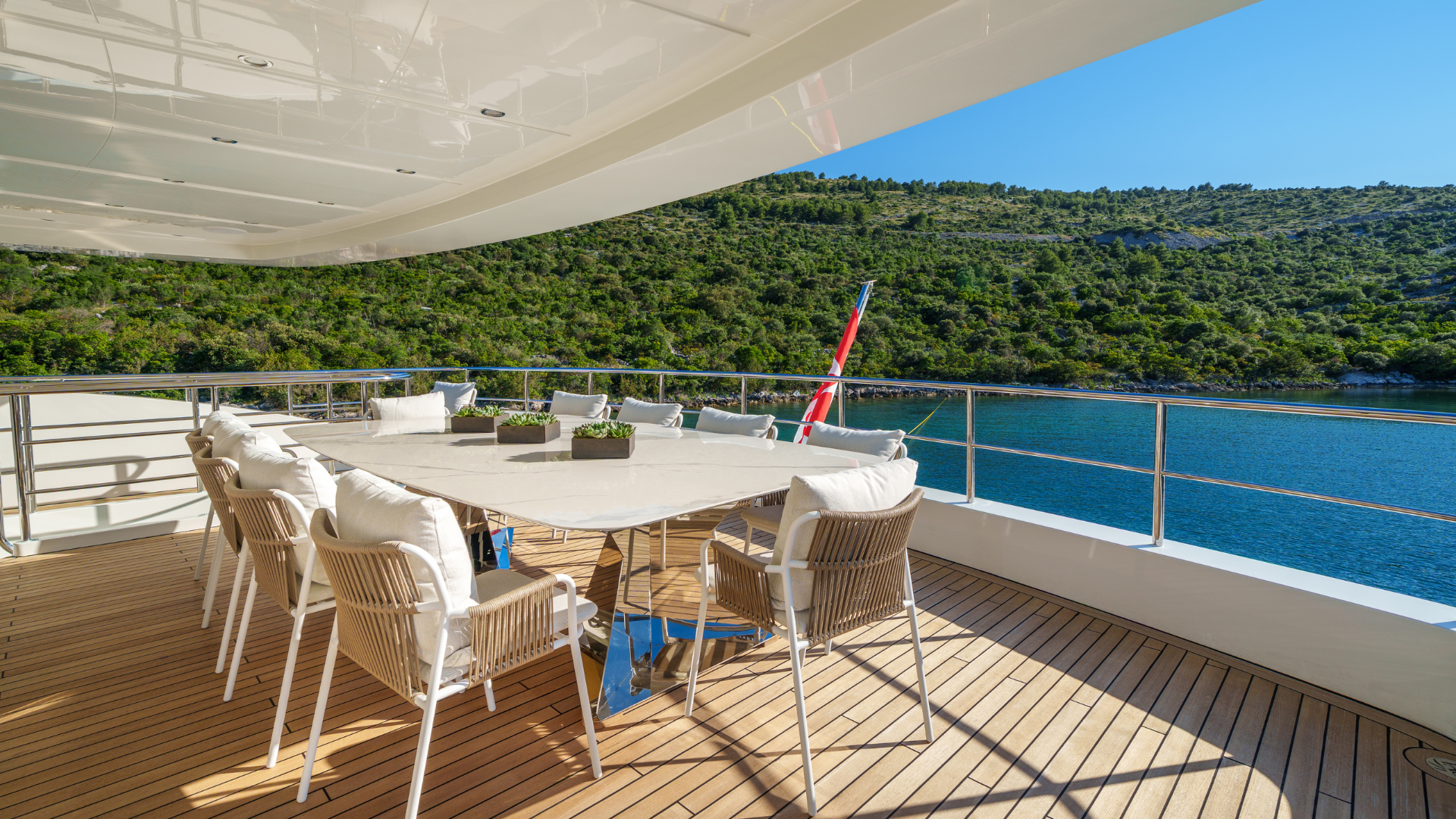 14-Silent-World-upper-deck-aft_.png