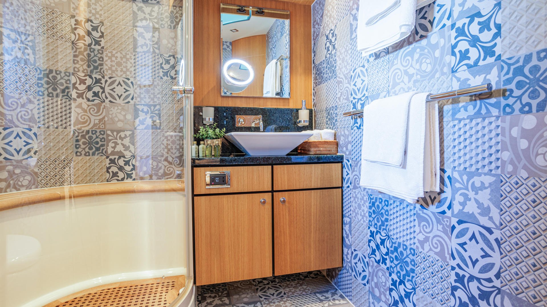 26-JoliDor-Twin-cabin-bathroom_.jpg
