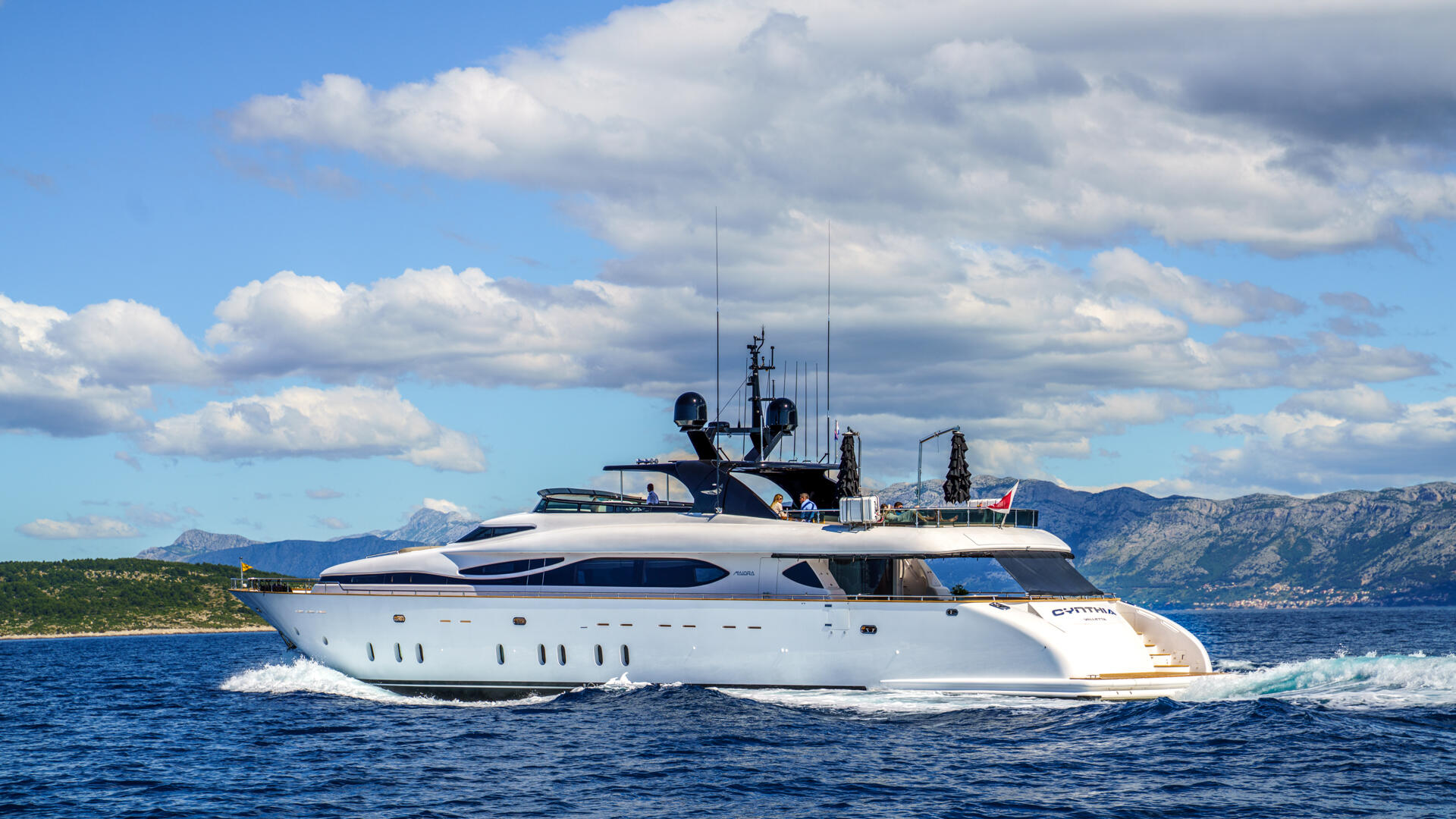 05-Cynthia-side-view_.jpg
