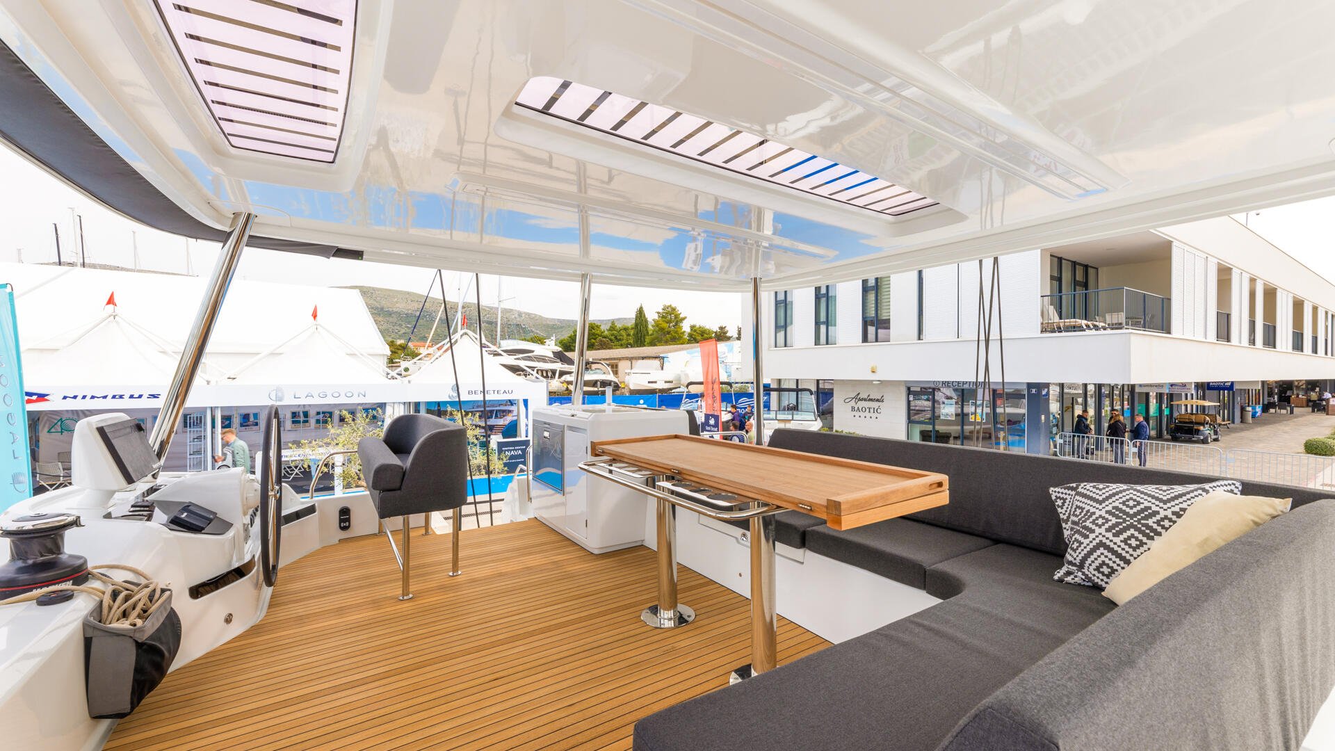 12-Artisan-flybridge_.jpg