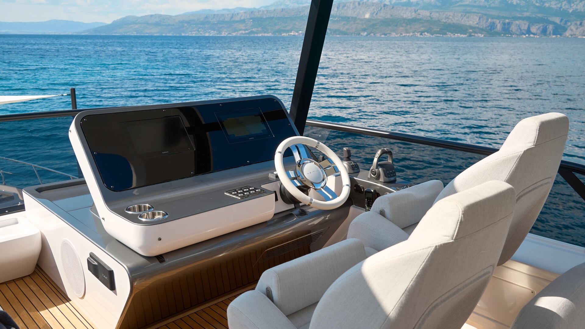 22-Aglaya-Flybridge-cockpit_.jpg