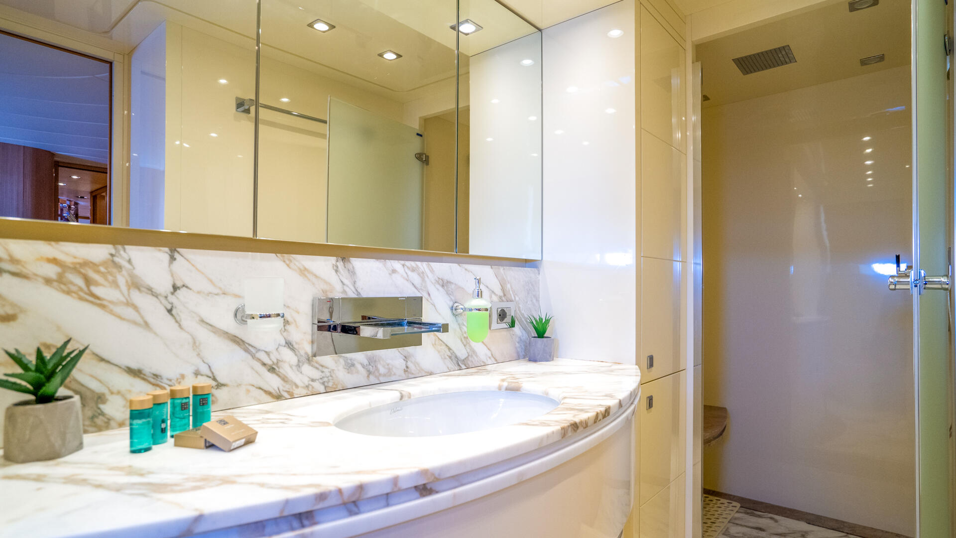 19-Cynthia-VIP-cabin-bathroom_.jpg