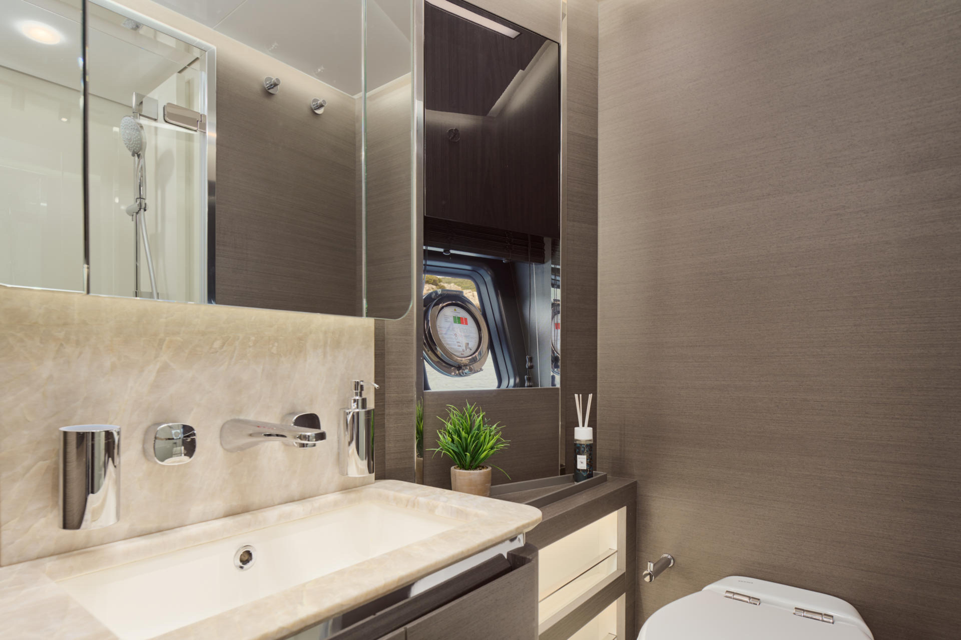 31-Myne-master-bathroom-inside_.jpg