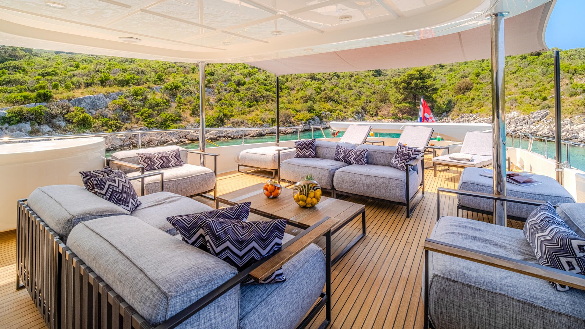 14-Klobuk-flybridge-lounge_.jpg