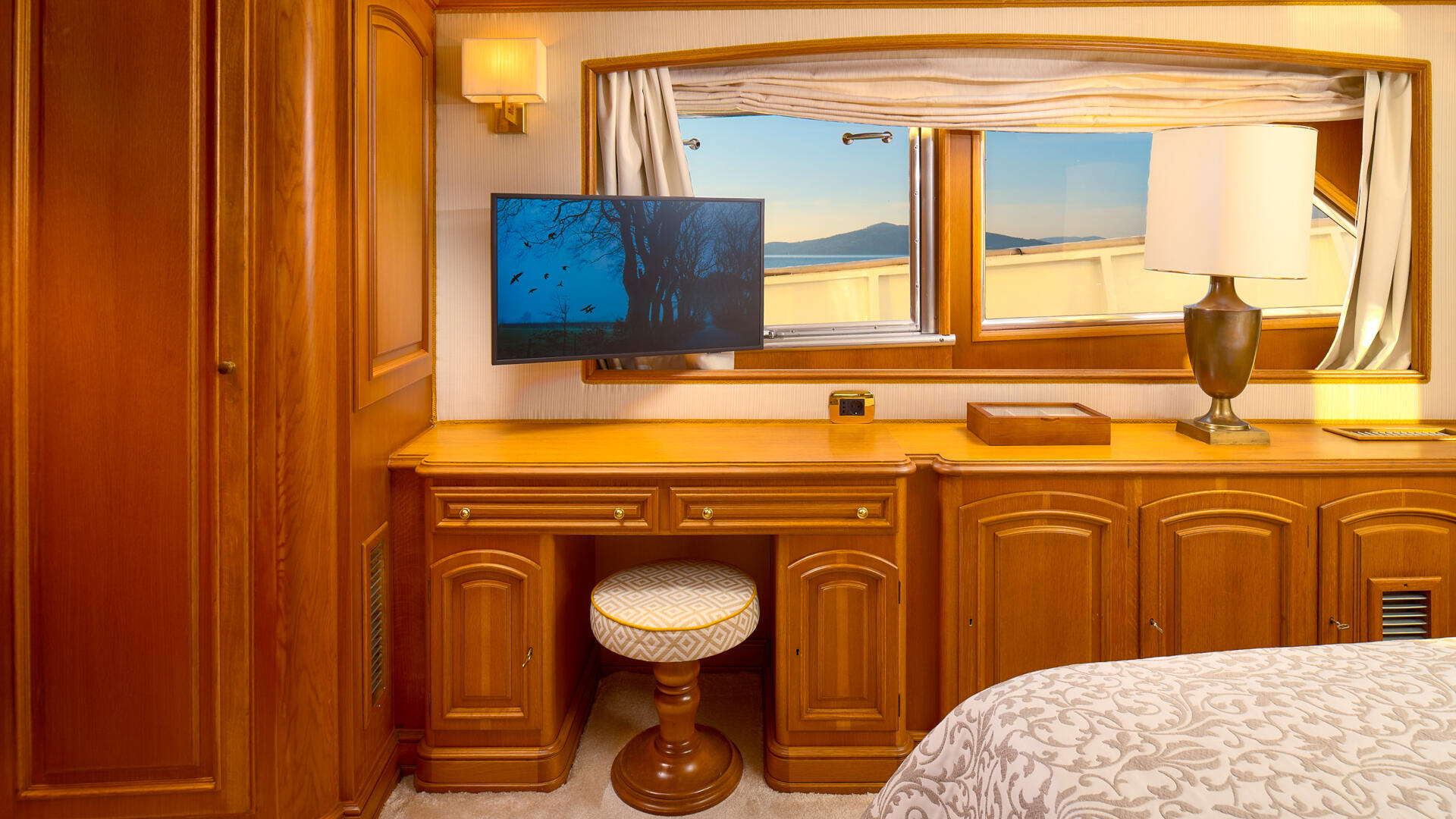 22-To-Je-To-Master-cabin-makeup-desk_.jpg