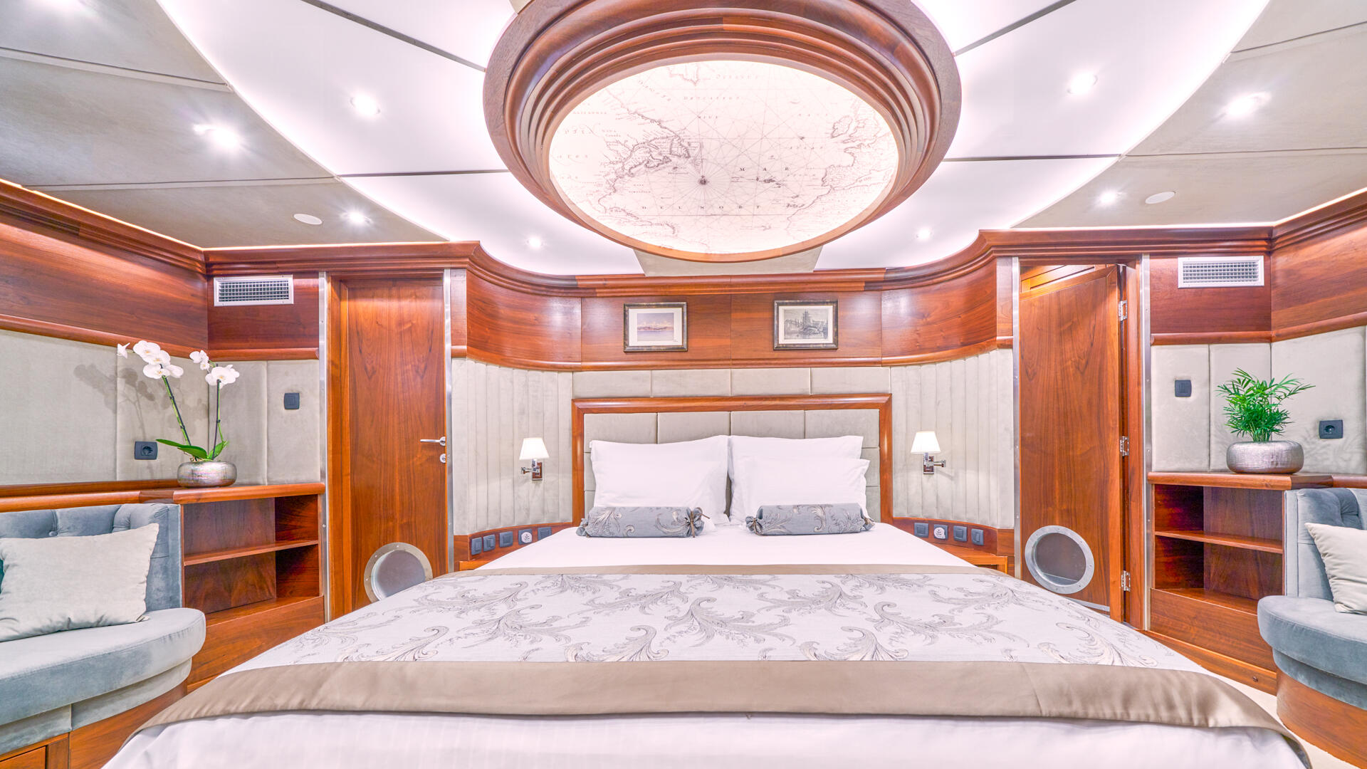 31-Lady-Gita-bow-Master-cabin_.jpg