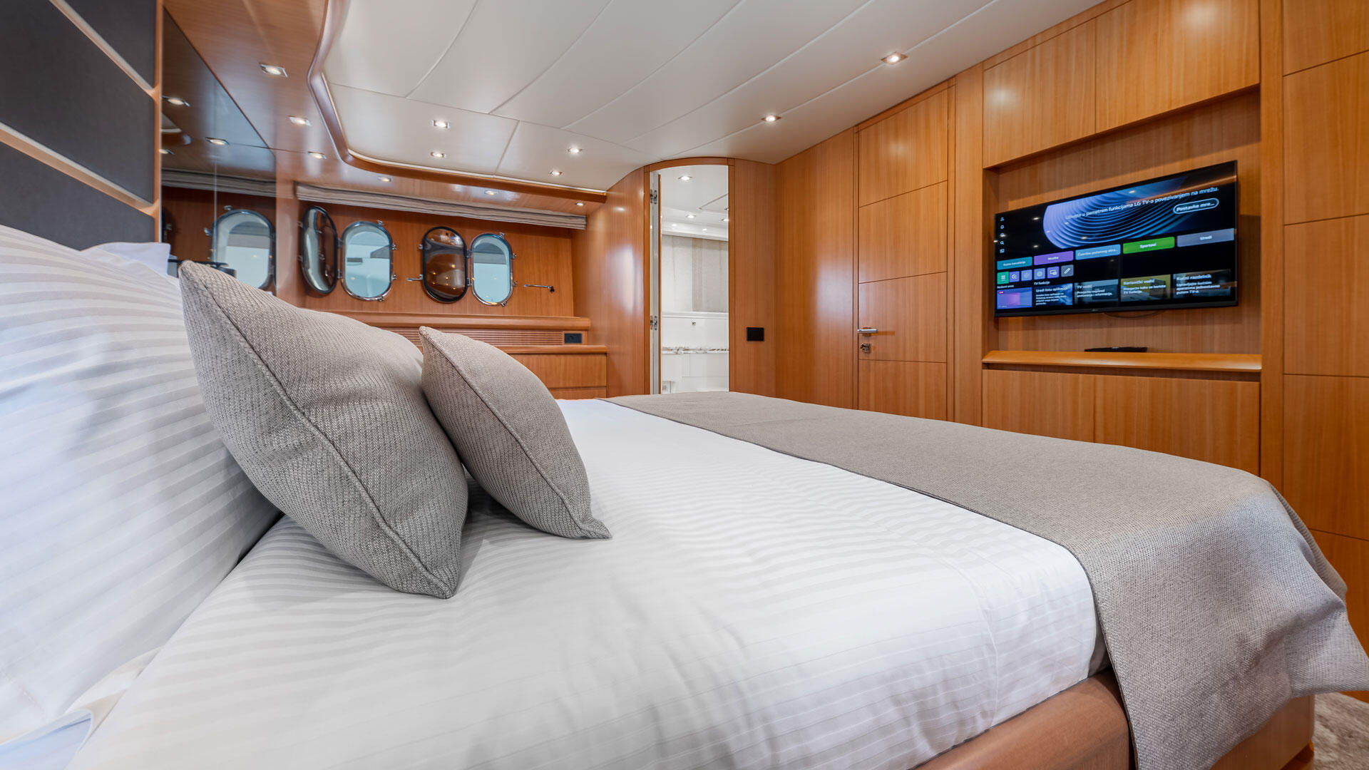 24-Cynthia-VIP-cabin-side-view_.jpg