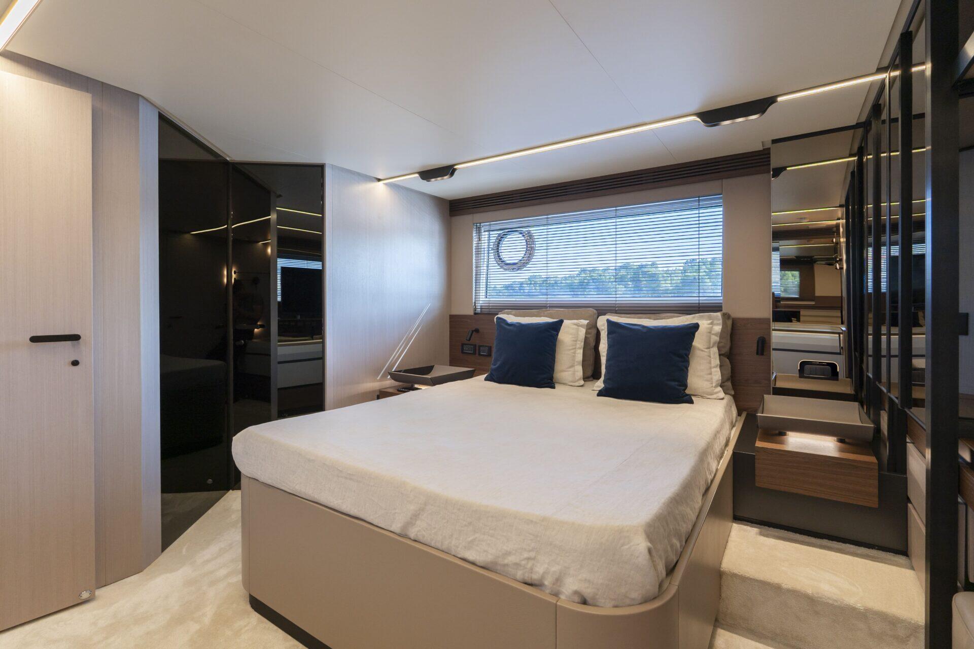 10-FELICITA-master-cabin_.jpg
