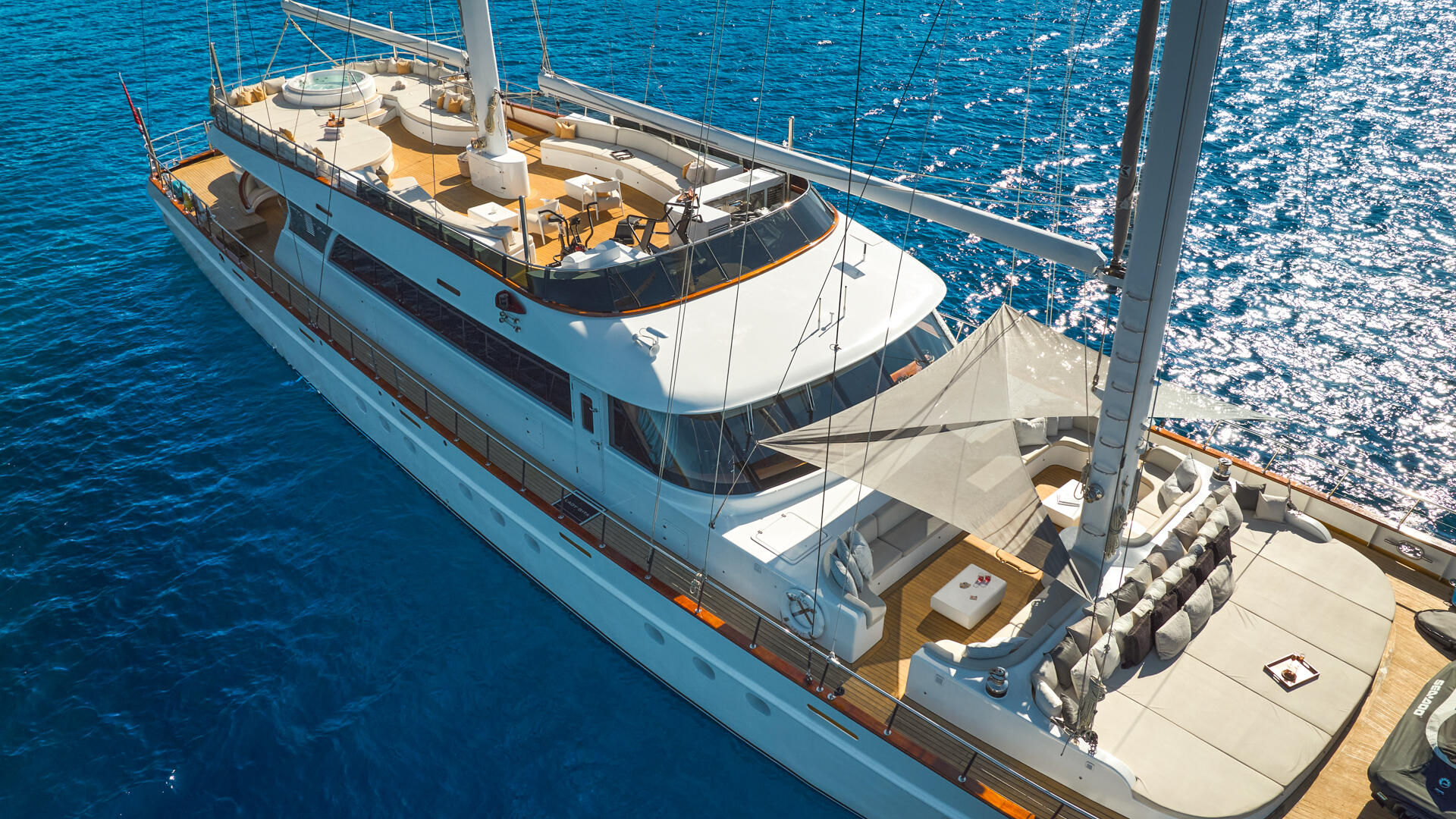 07-Lady-Gita-sundeck_.jpg