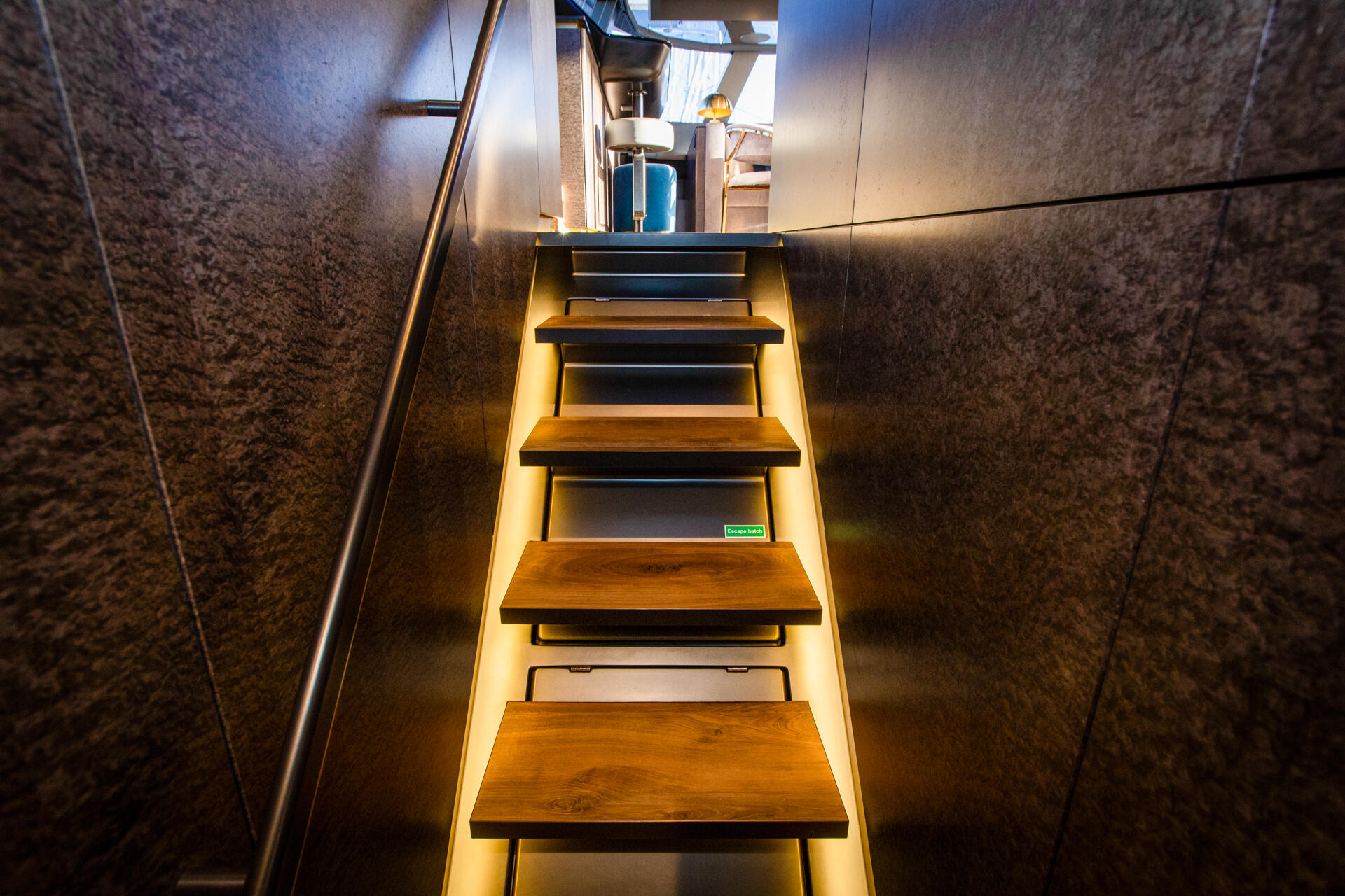 20-Mr-Si-stairway_.jpg