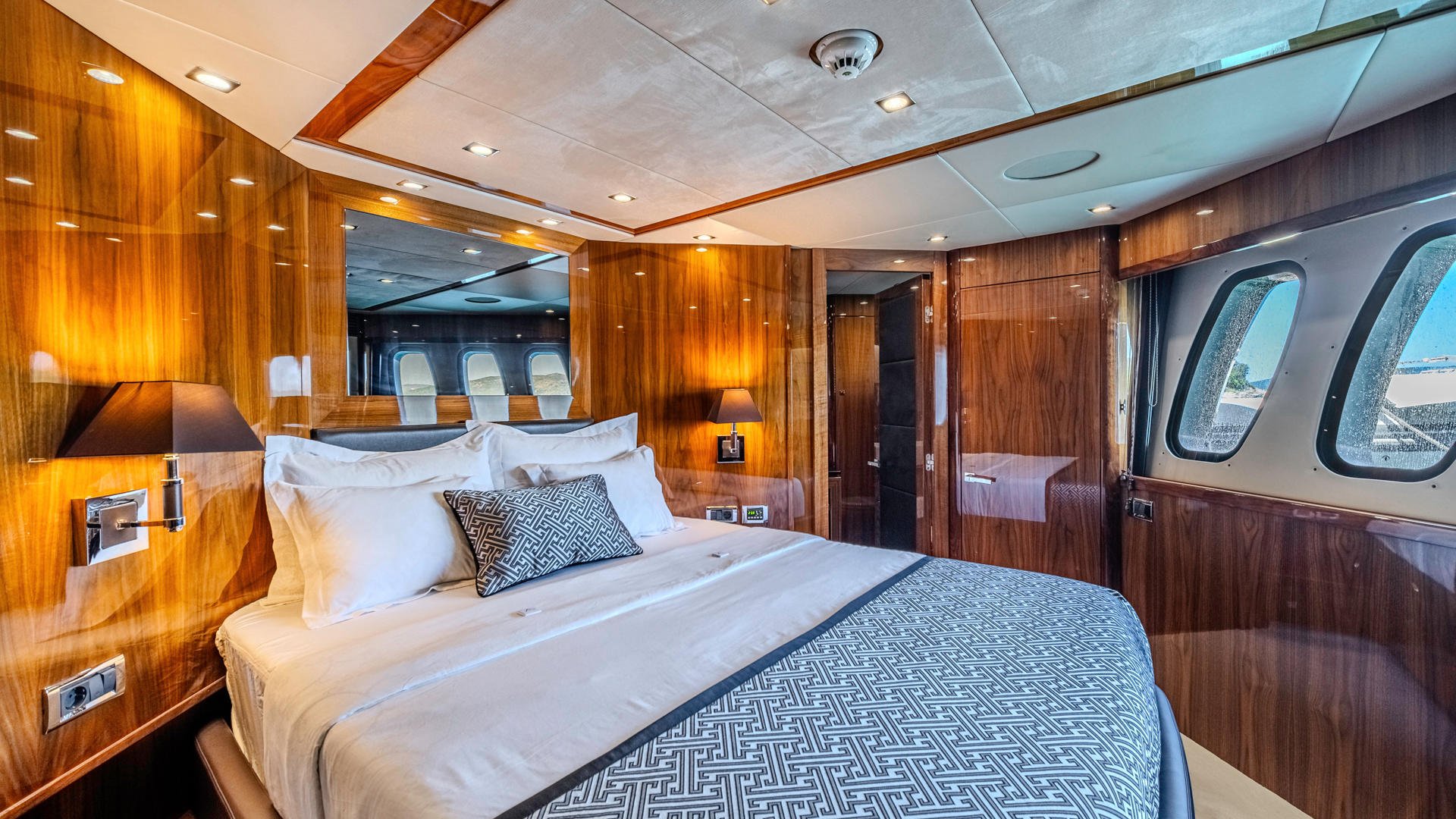 26-Arago-VIP-cabin_.JPG