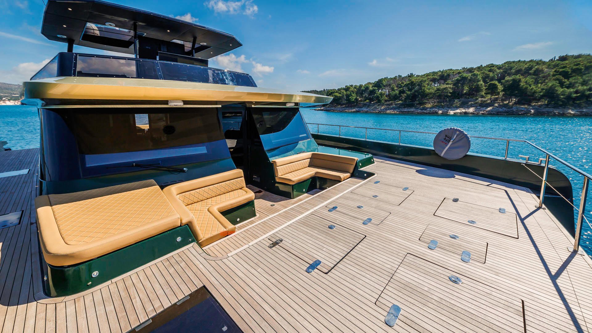 10-Over-the-Moon-foredeck-area.JPG