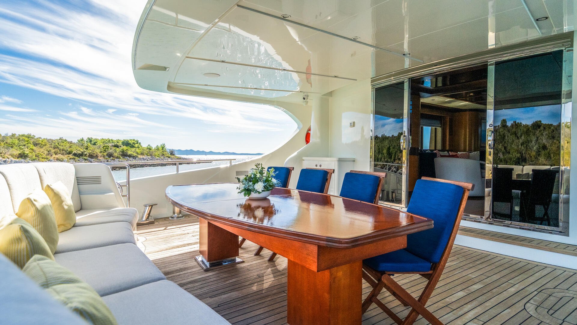 09-Silent-World-main-deck-aft_.jpg