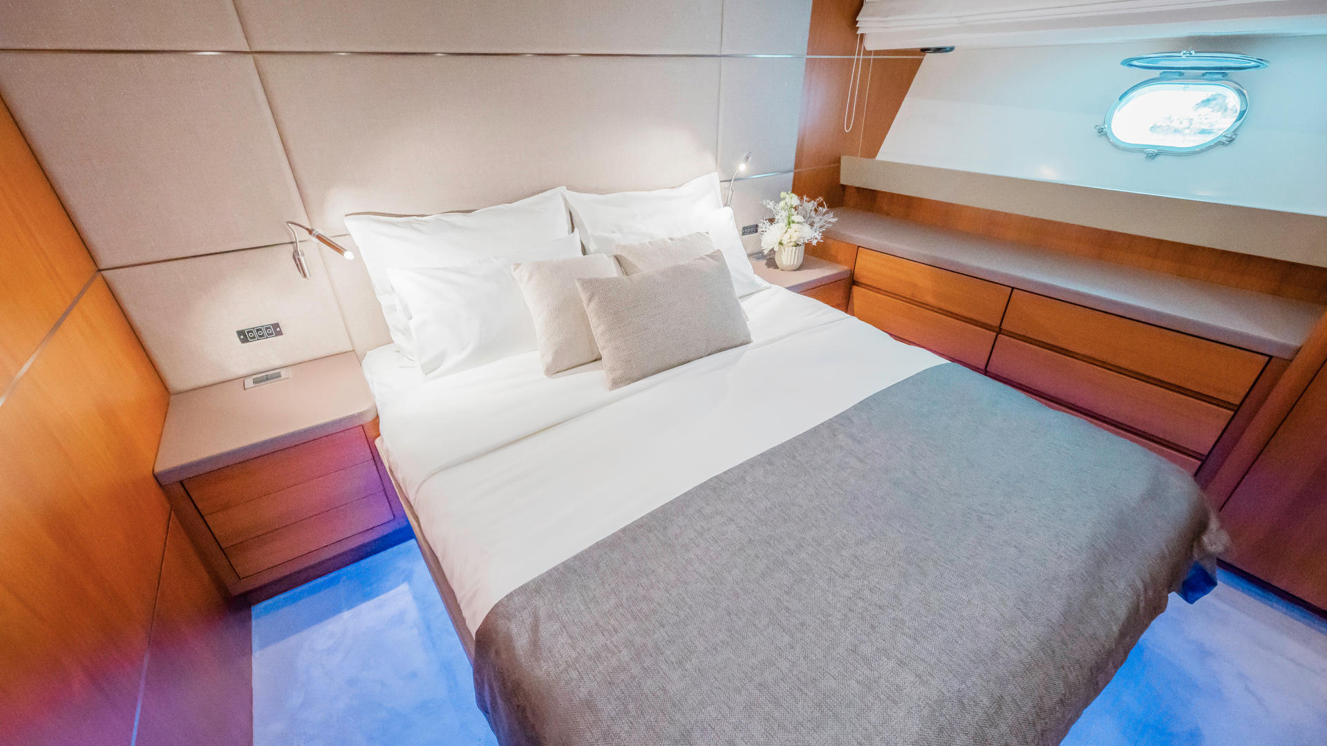 31-KARISMA-VIP-cabin_.JPG