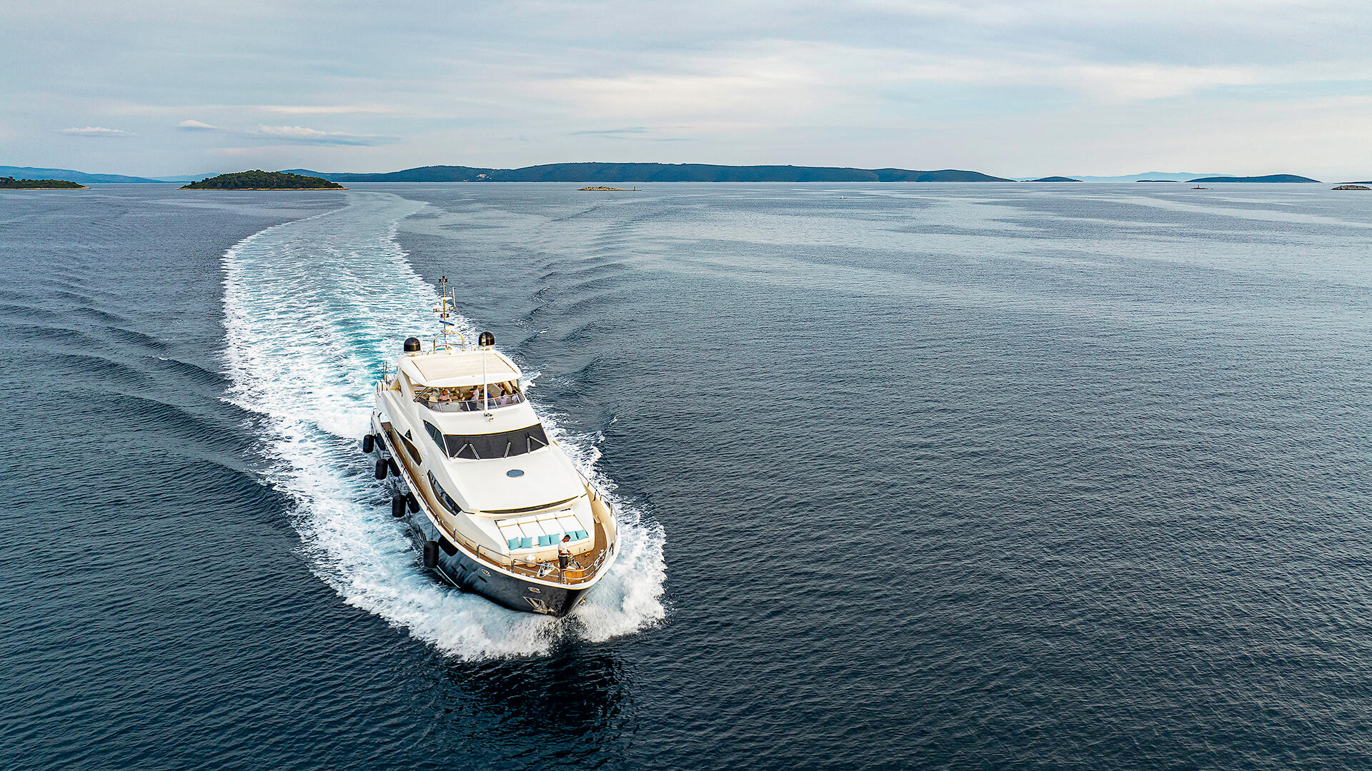 08-Arago-bow-cruising.jpg _ _.JPG
