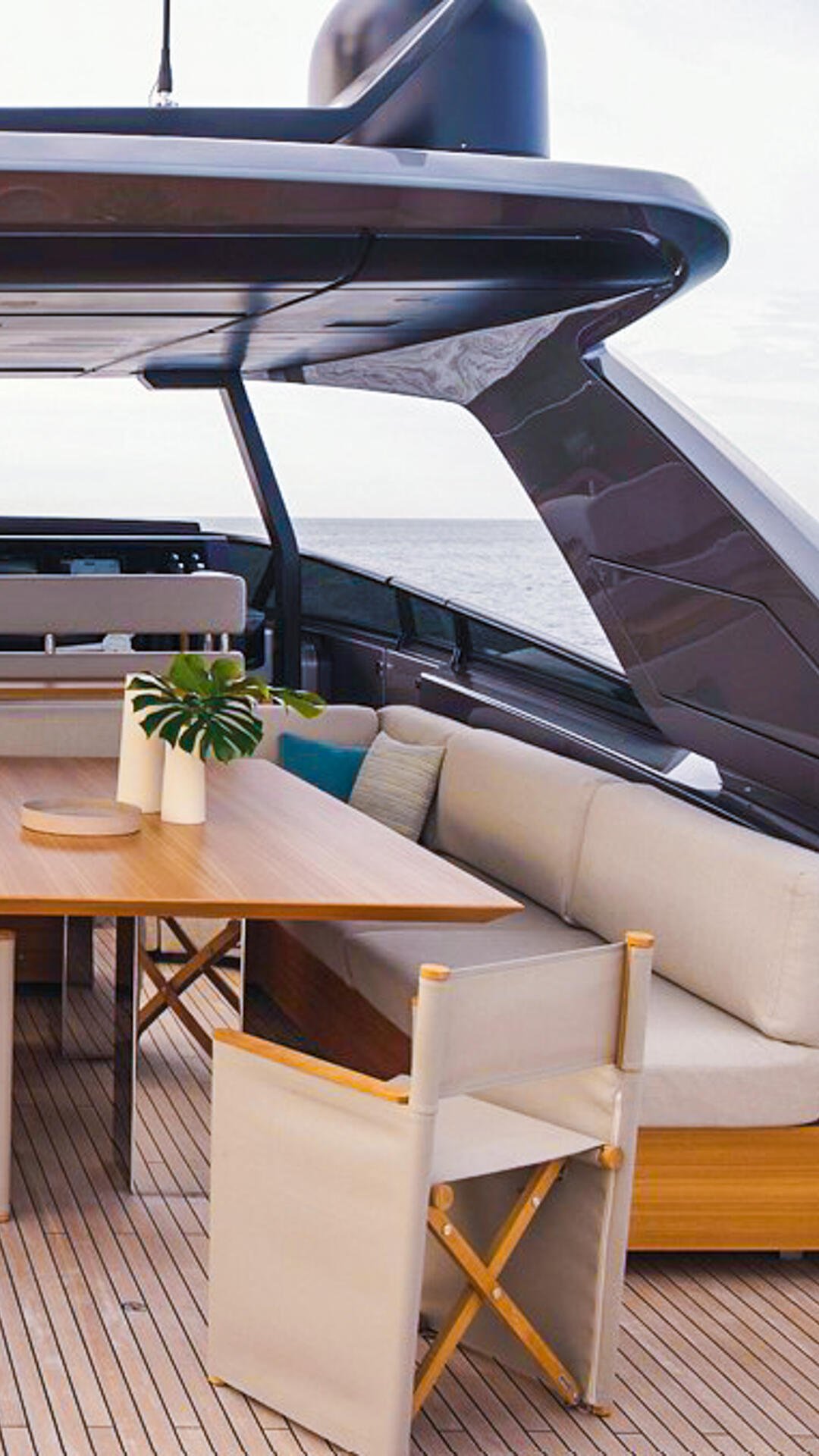 04-Primus-fly-bridge-sitting-area_.jpg