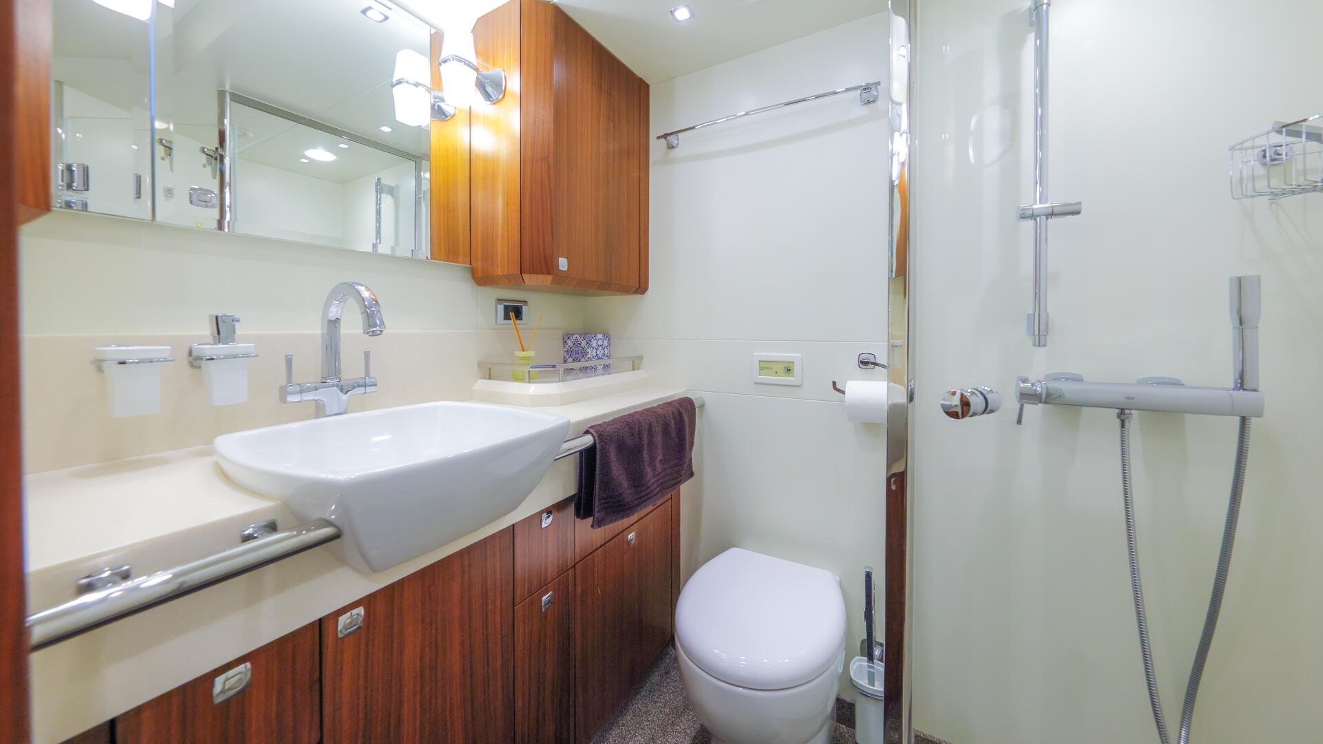26-Bellkara-ensuite_.jpg