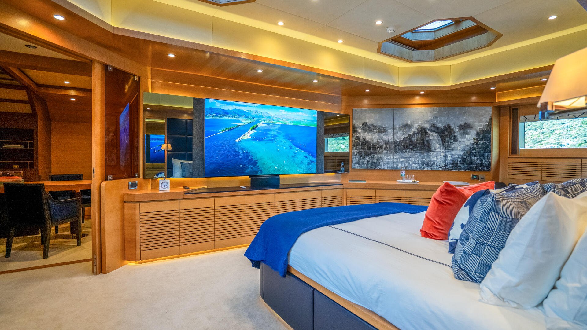 23-Silent-World-Master-cabin_.jpg