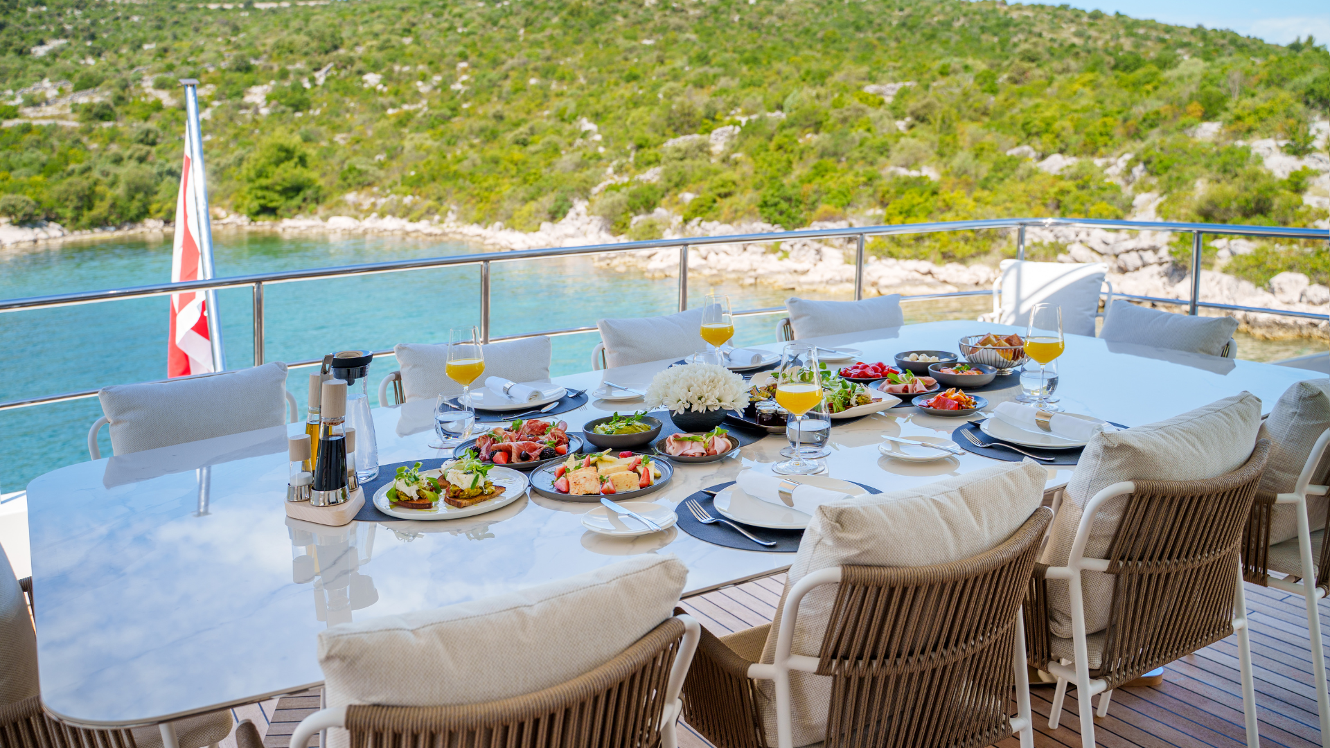 17-Silent_World-Upper-deck-aft-al-fresco-dining_.png