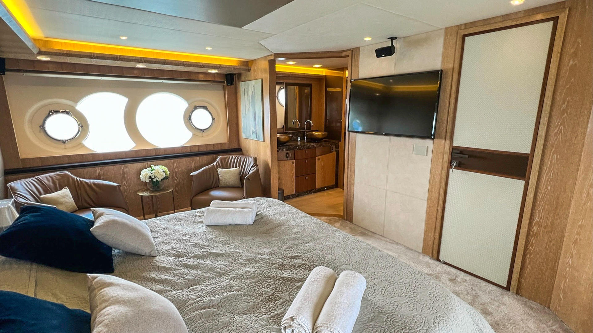 17-Giorgio-Master-cabin-bed.JPG