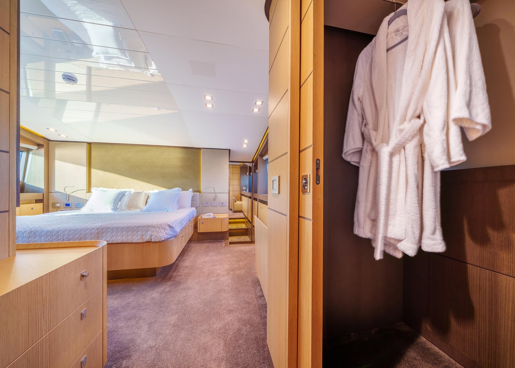 32-Iva-Master-cabin_.jpg