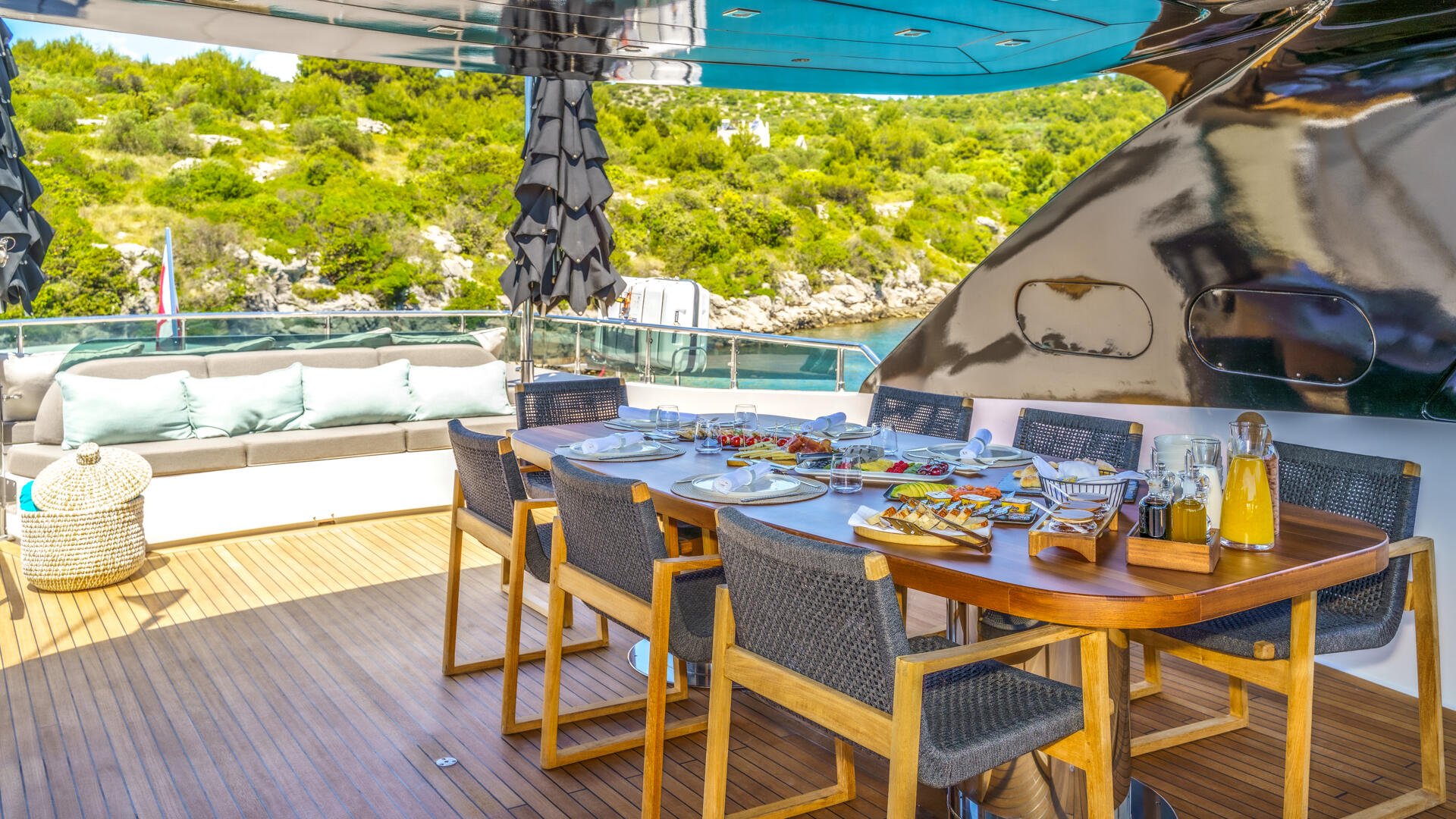 13-Cynthia-flybridge-alfresco_.jpg