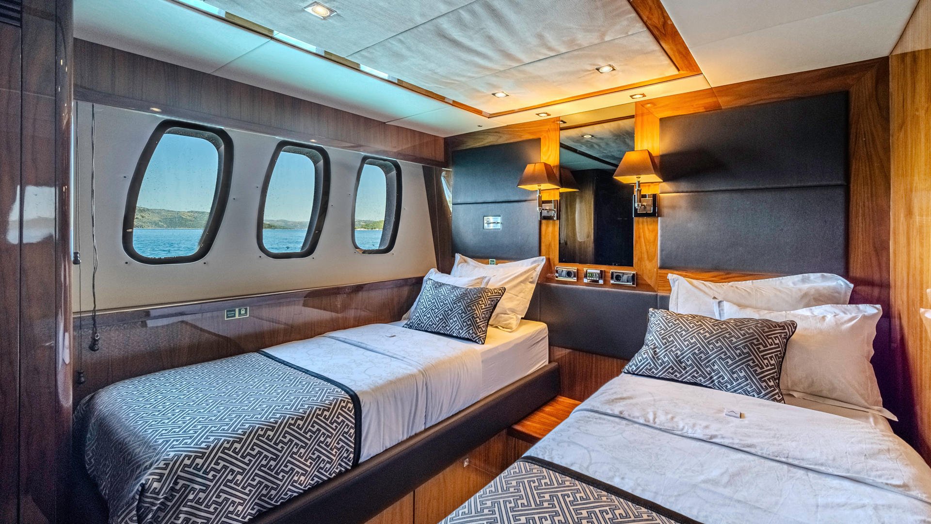 32-Arago-Twin-cabin-convertible-1_.JPG