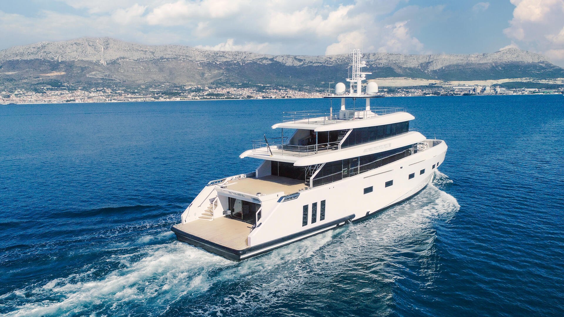 05-RENATA-stern-cruising_.jpg