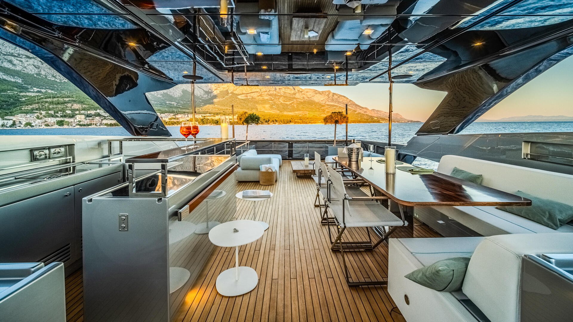 15-No-Stress-888-flybridge-bar_.jpg