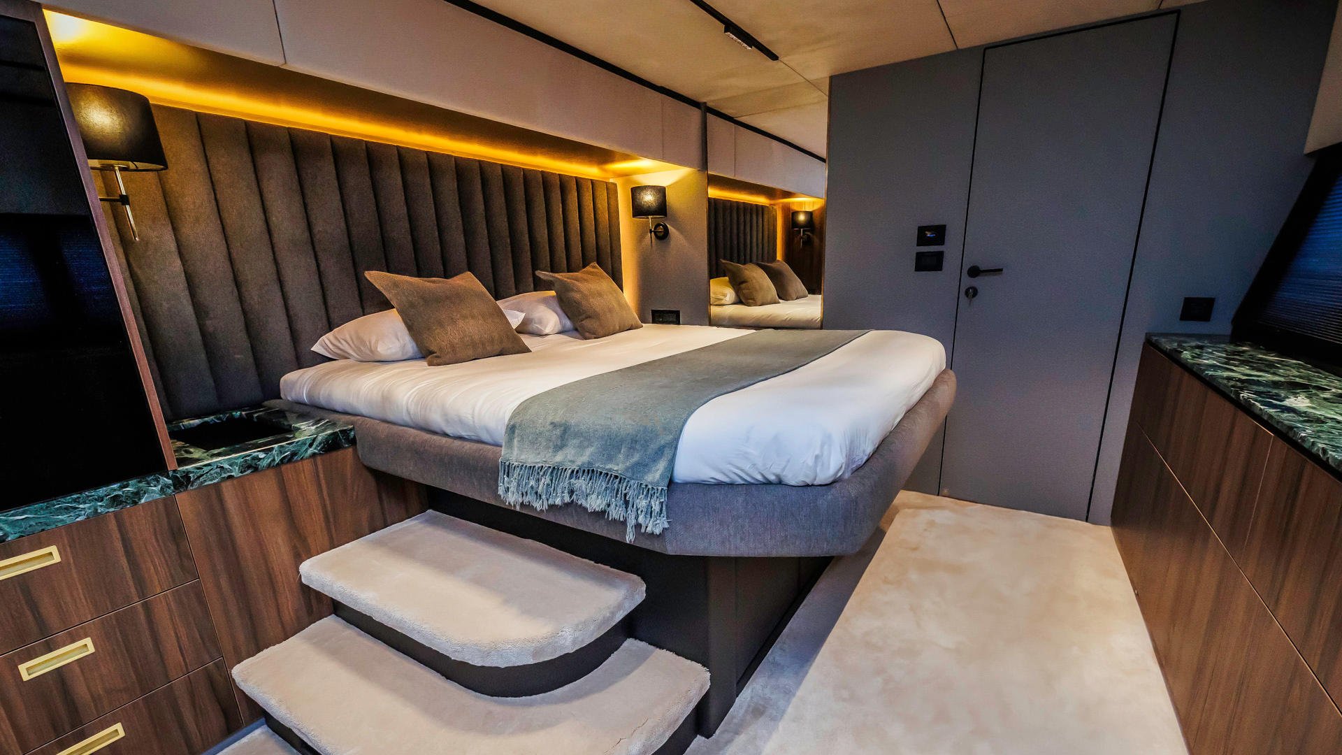 13-Over-the-Moon-Master-cabin-Stbd-aft (2).JPG