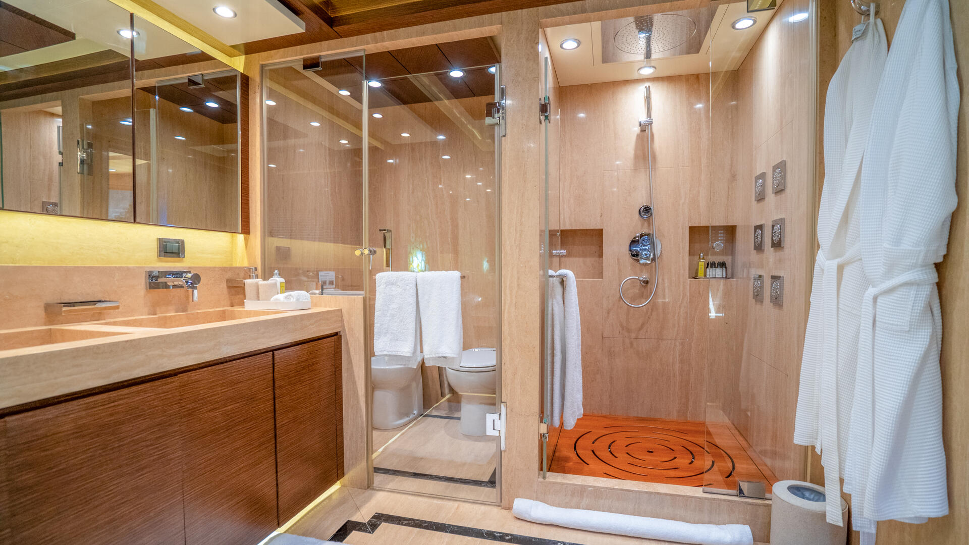 25-Silent-World-Master-ensuite_.jpg