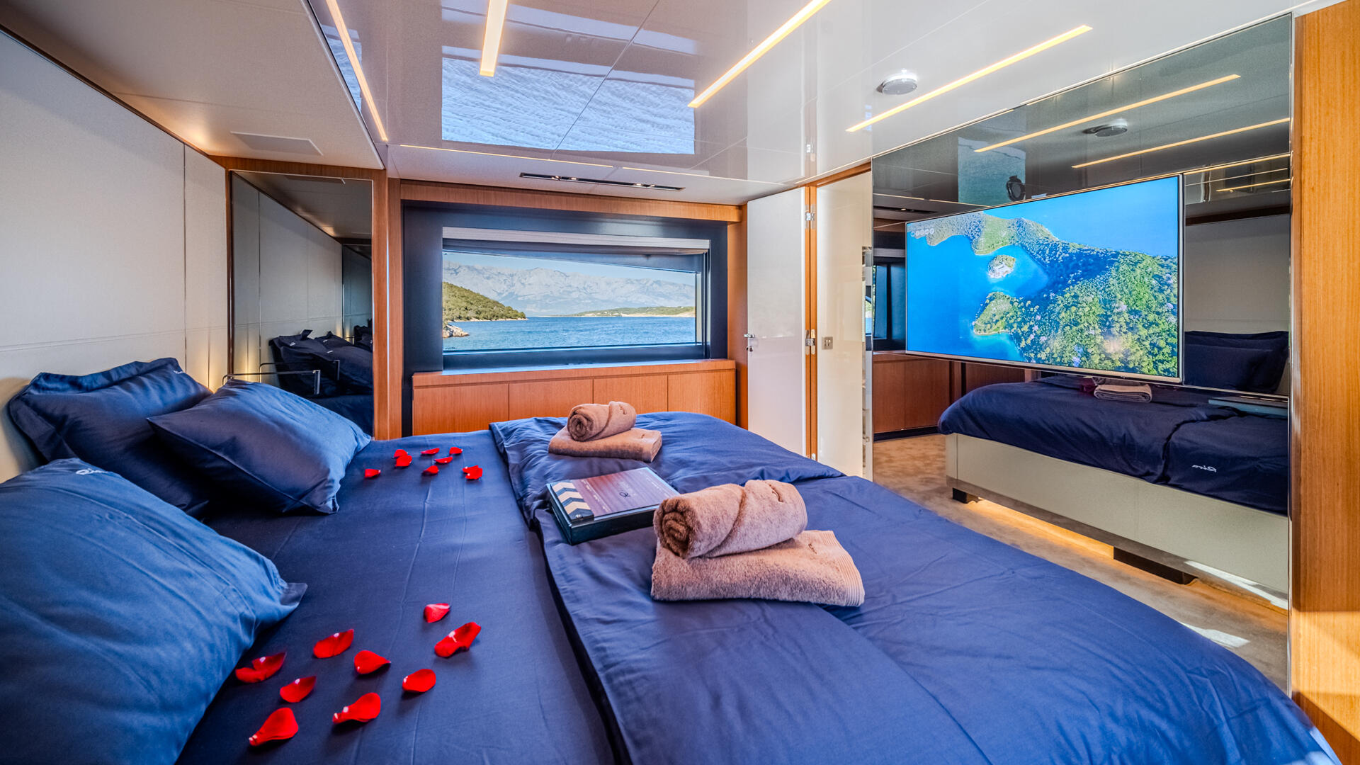 25-No-Stress-888-Master-cabin-side-view_.jpg