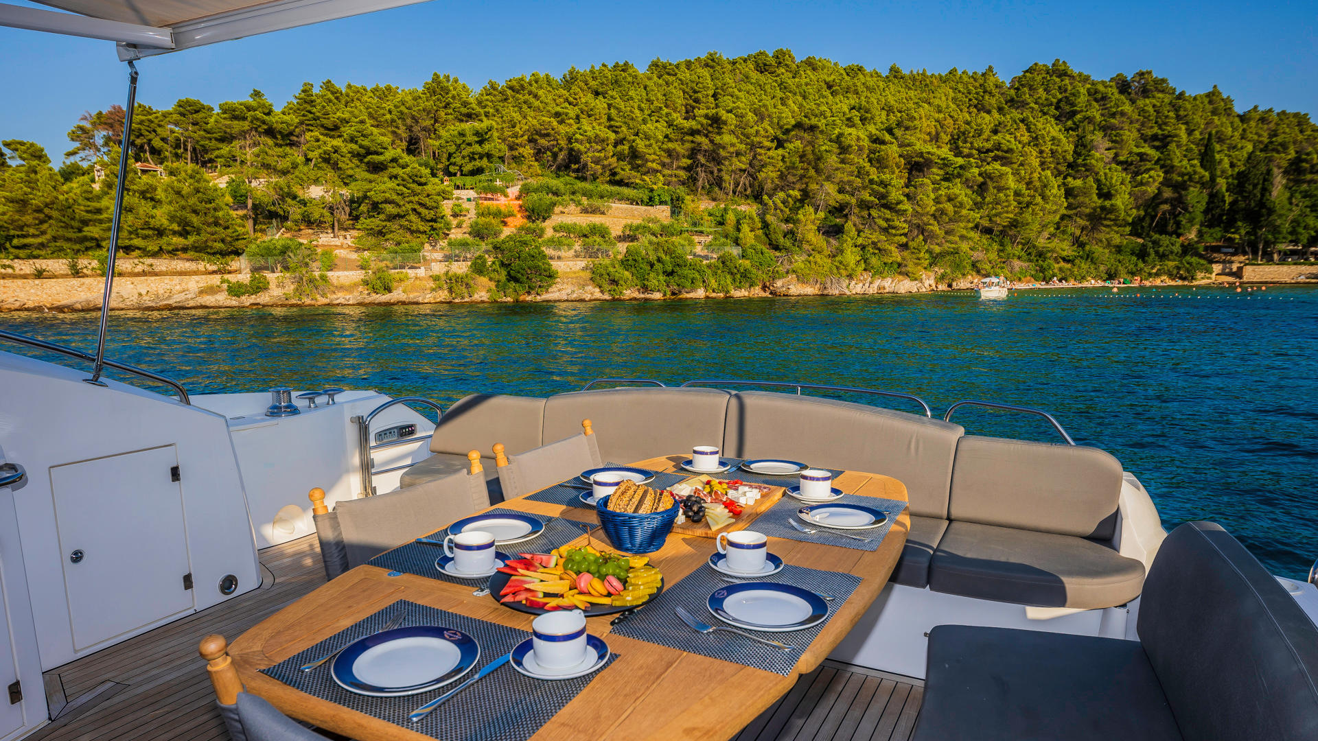 16-Glorious-view- from-the-aft-and dining-table.JPG