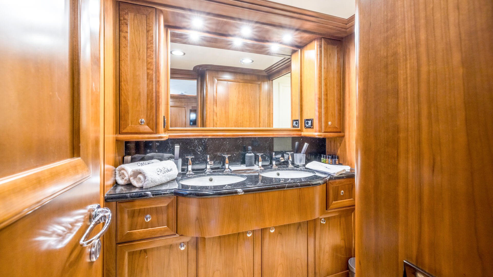 27-Klobuk-VIP-bathroom_.jpg