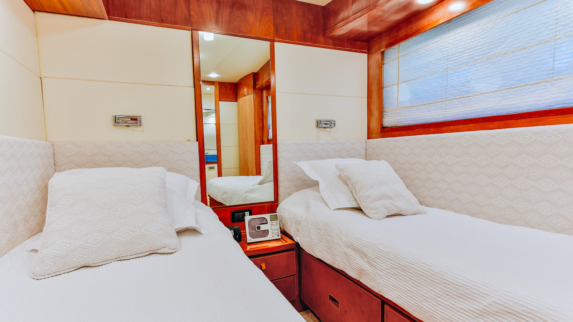 19-SEA-LADY-Twin-cabin.jpg