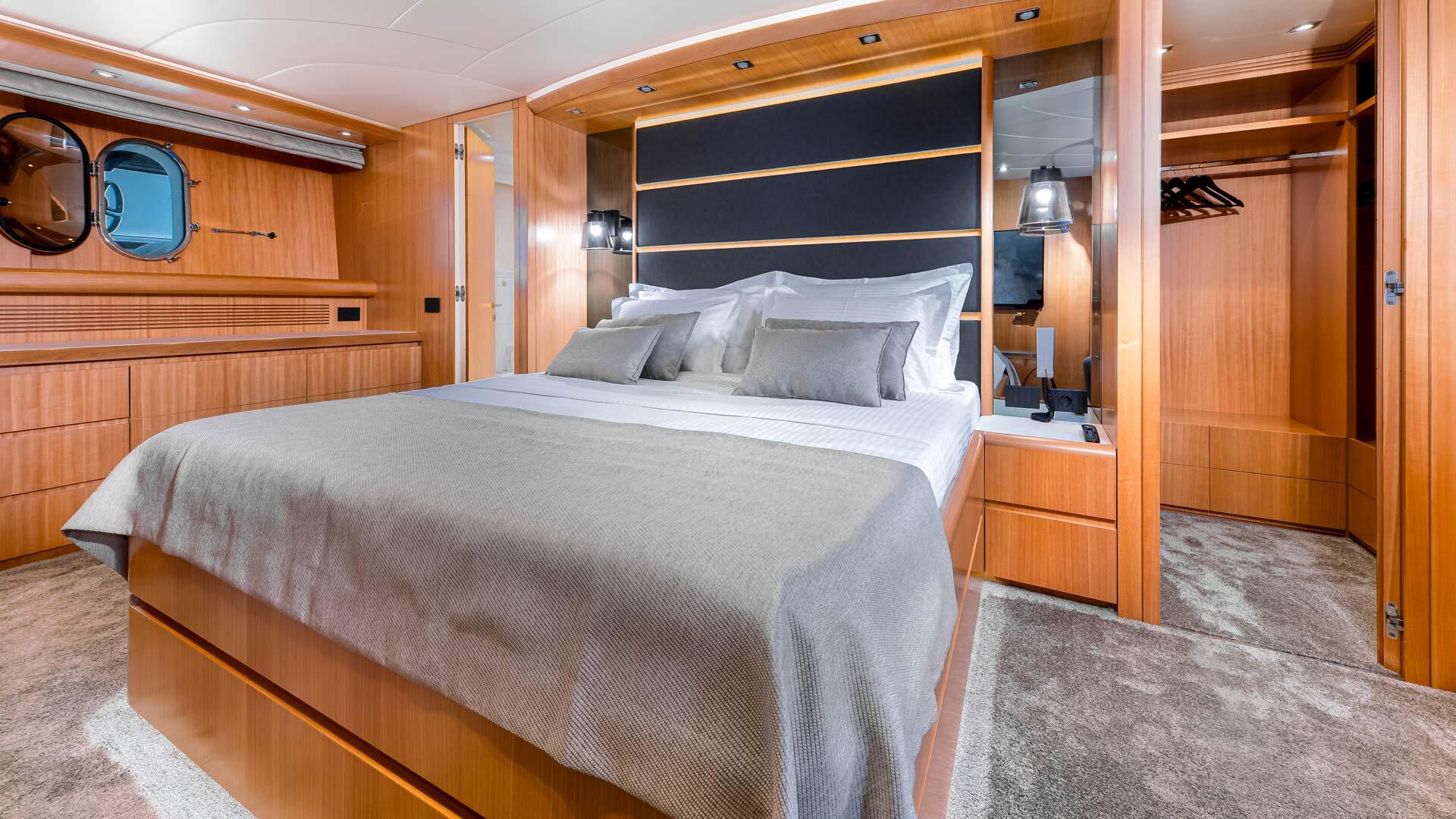 19-Cynthia-Master-cabin-walkin-closet_.jpg