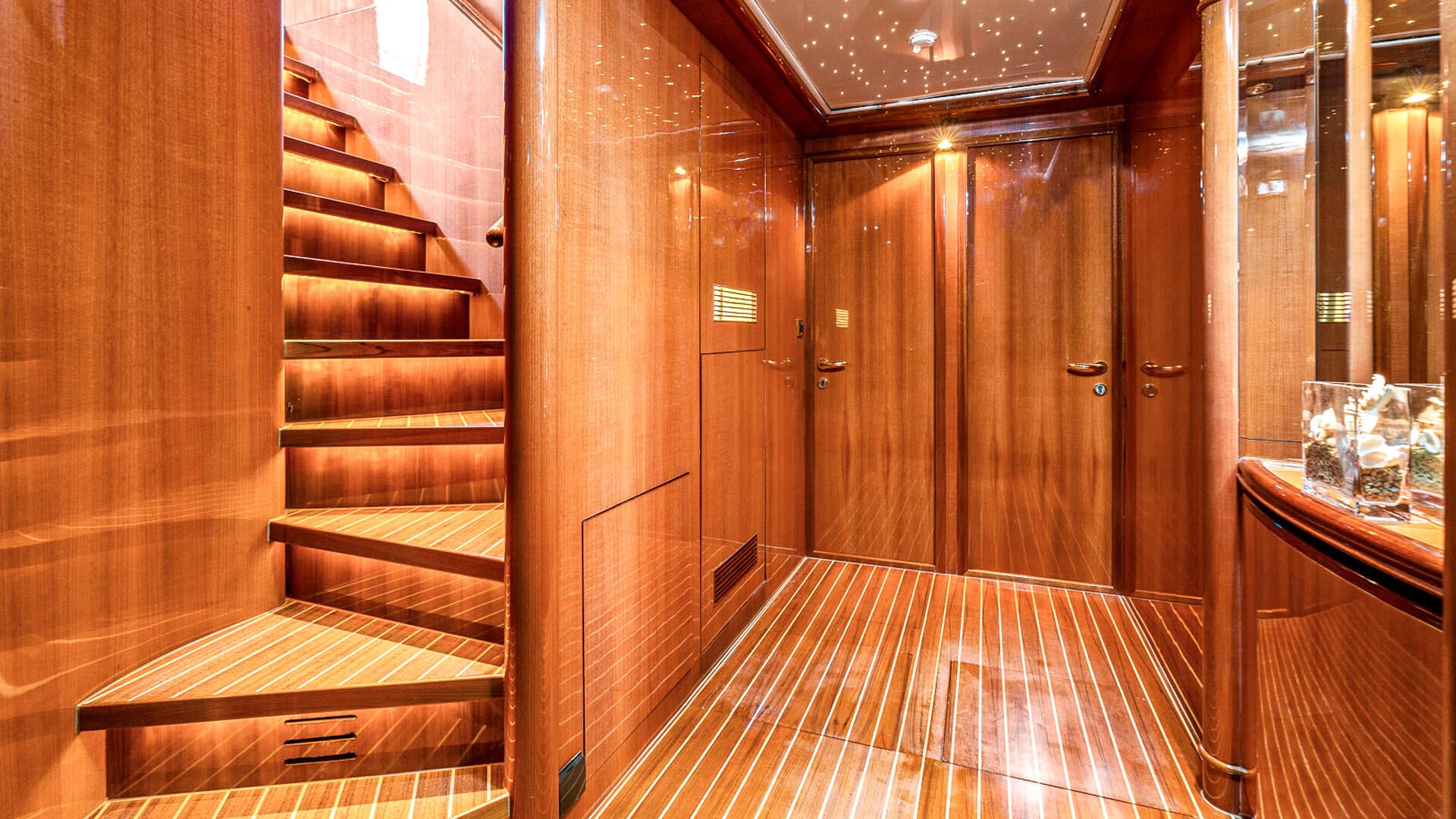 26-Conte-Stefani-hallway_.jpg