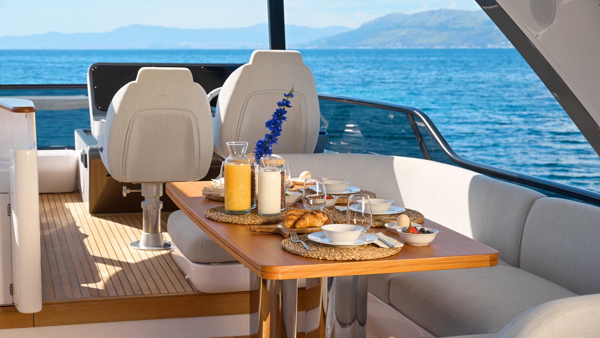 25-Aglaya-flybridge_.jpg