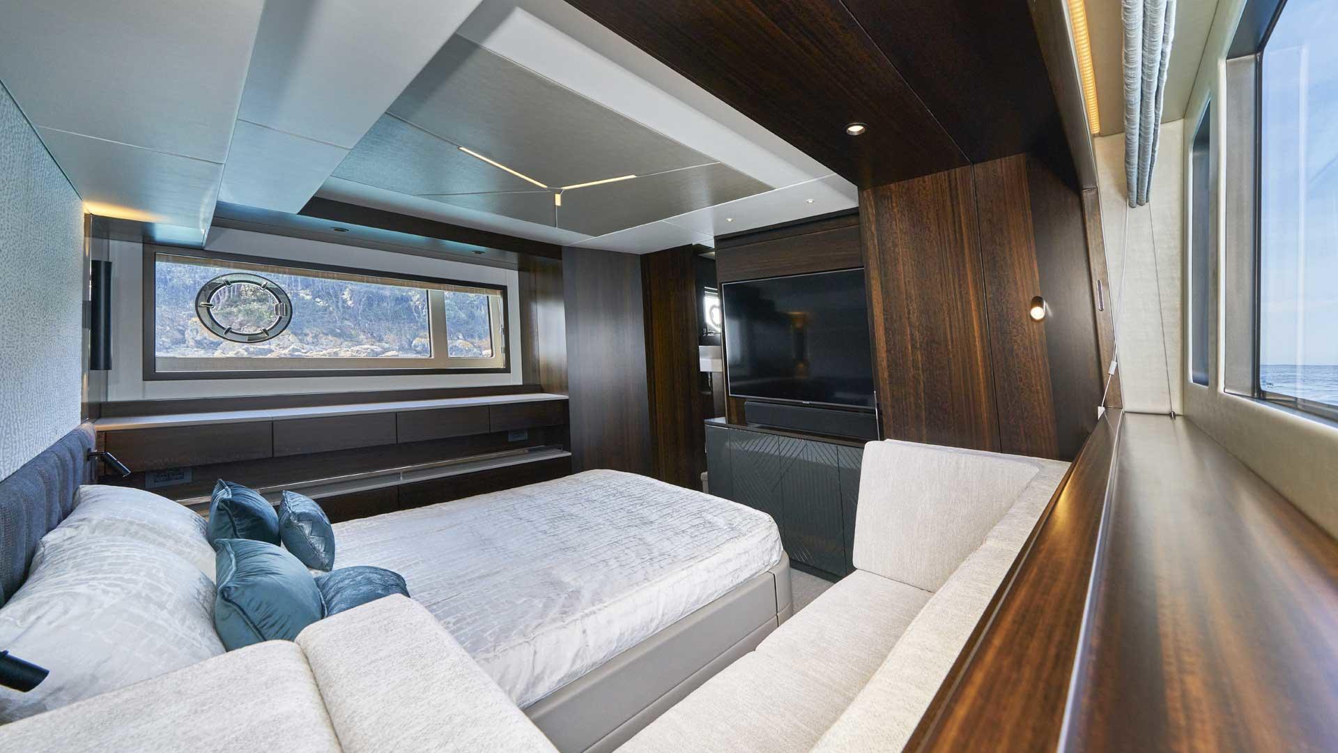 26-Apolo-double-cabin-1-side-view.jpg