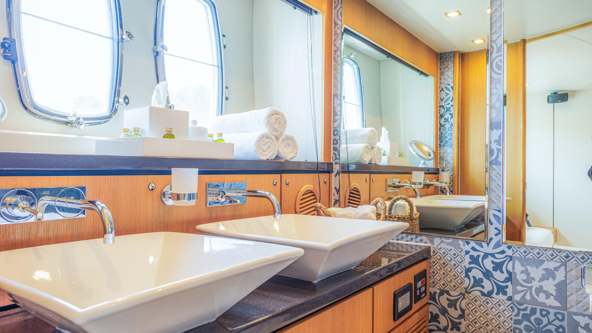 20-JoliDor-Master-cabin-bathroom_.jpg