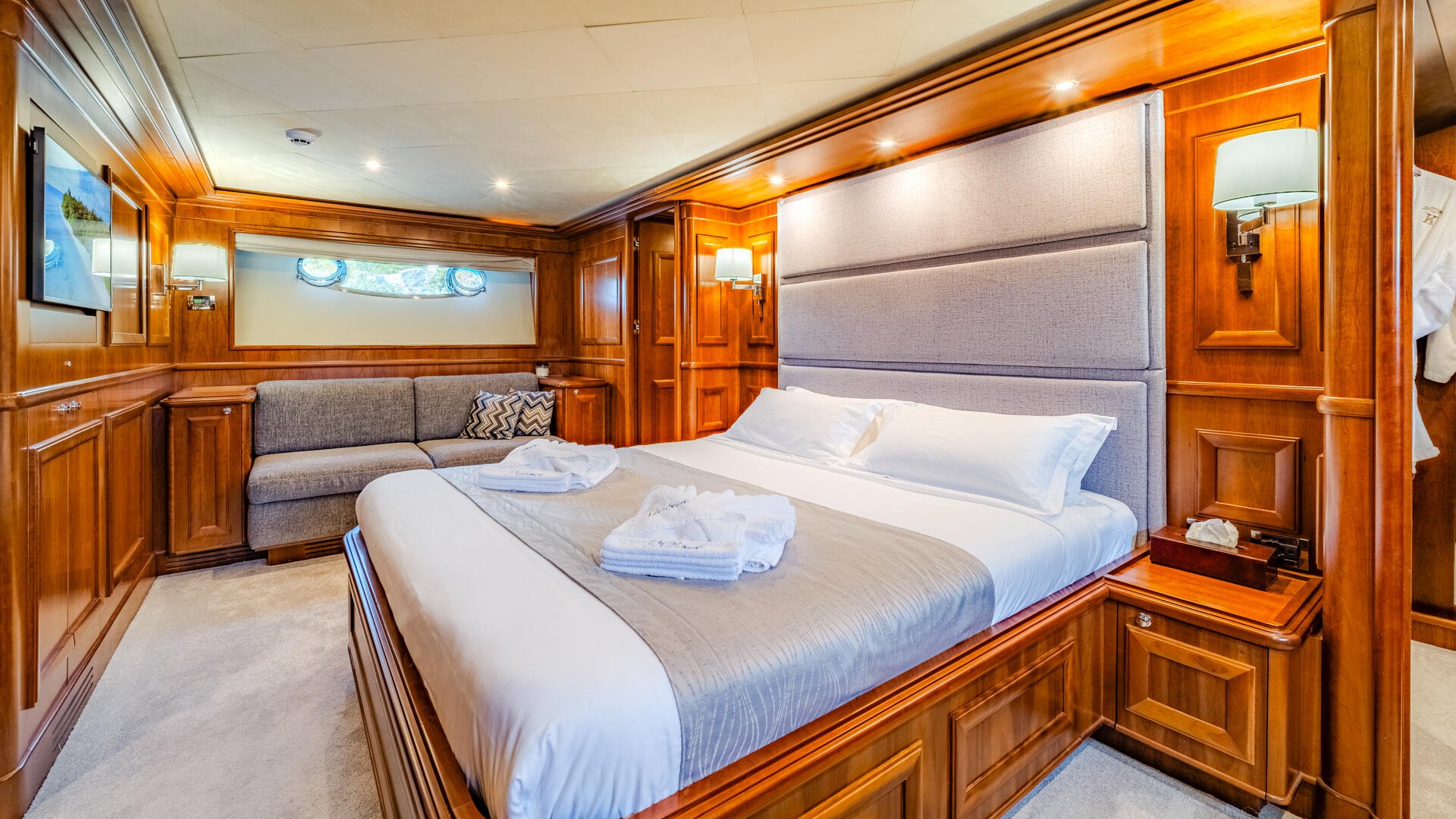 30-Klobuk-VIP-cabin-side-view_.jpg