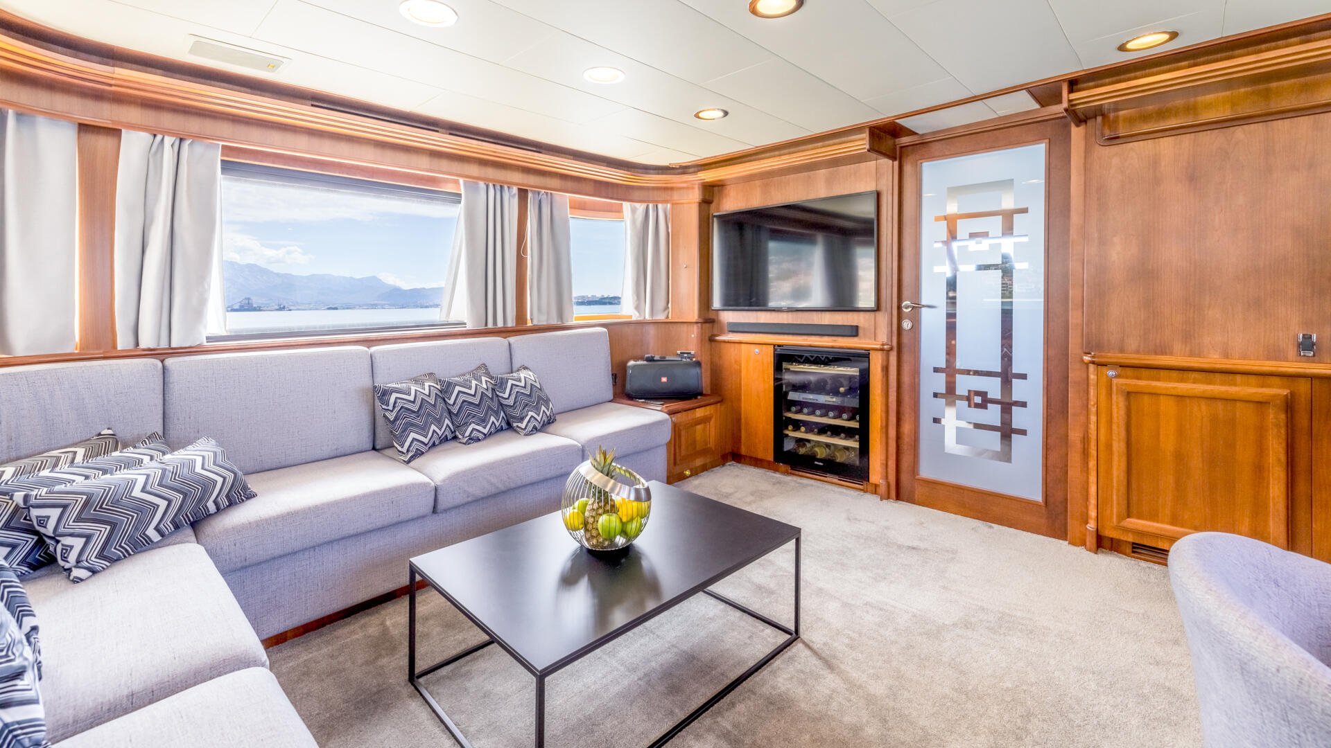 19-Klobuk-Upper-deck-lounge-side-view_.jpg