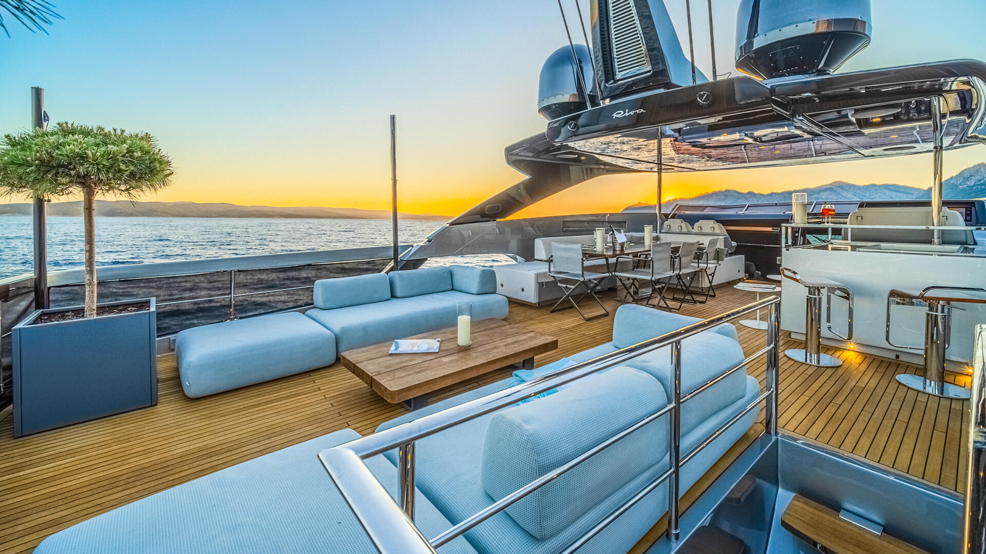 16-No-Stress-888-flybridge-dining-area_.jpg